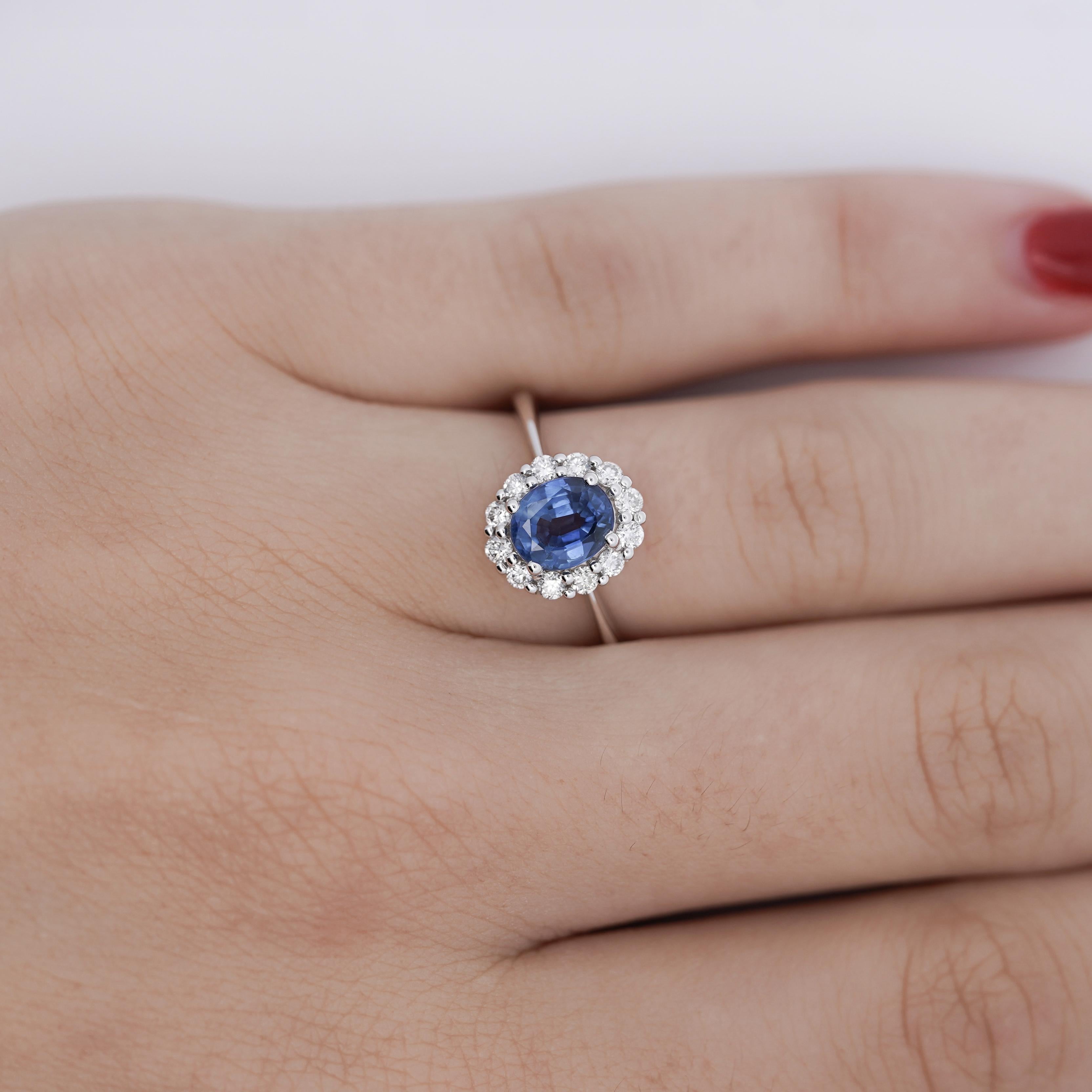 Moderno Anello con zaffiro blu profondo ovale da 1,30 carati e diamante rotondo in oro bianco 18 carati in vendita