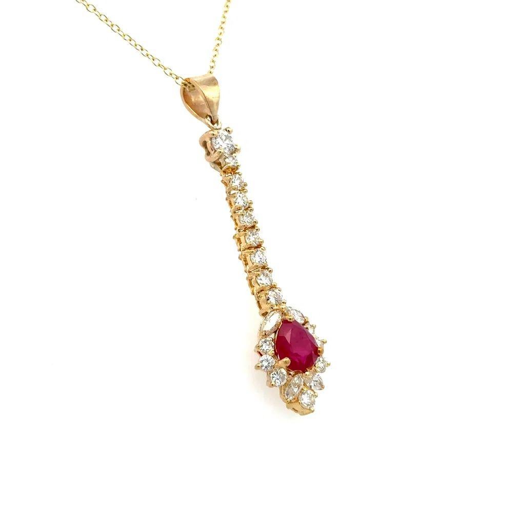 Sencillamente hermoso Collar de oro con colgante de gota de rubíes y diamantes finamente detallado. Con un rubí pera de 1,30 quilates, acentuado por diamantes redondos de talla brillante, con un peso aproximado de 1,50 tcw. Montura artesanal de oro