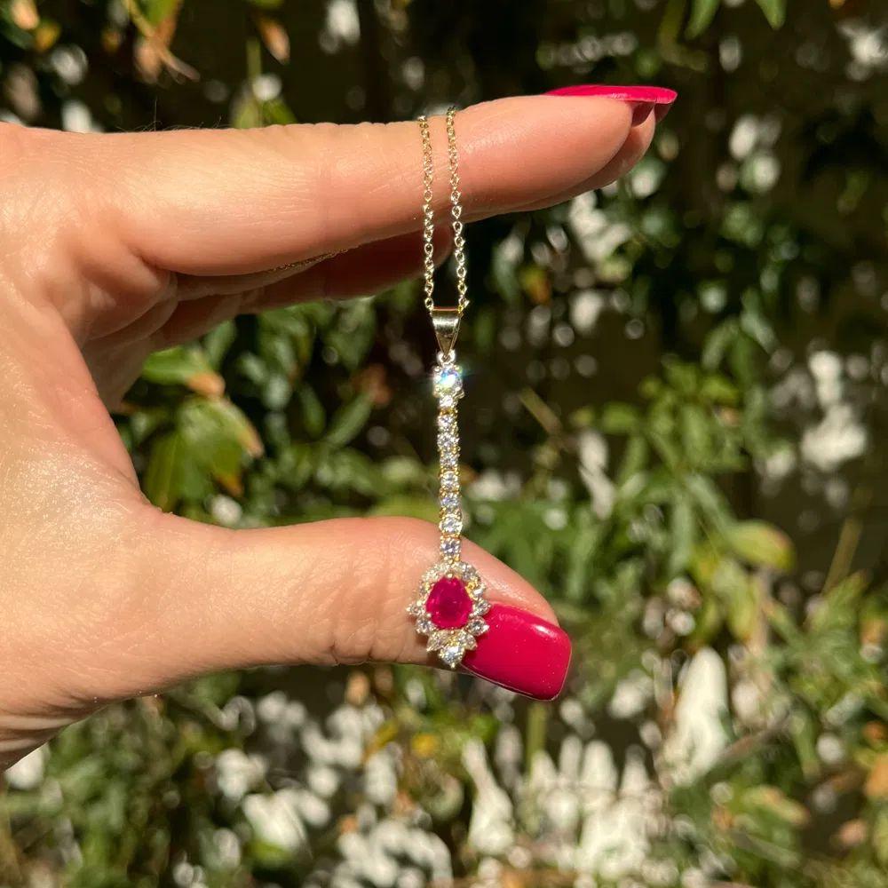 Collar Colgante de Oro con Gota de Rubí Pera de 1,30 Quilates y Diamantes RBC Modernista en venta