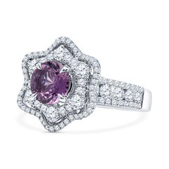 Bague en or blanc 18 carats avec saphir violet-rose de 1,30 carat et halo floral en diamants