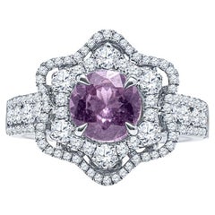 Bague en or blanc 18 carats avec saphir violet-rose de 1,30 carat et halo floral en diamants 