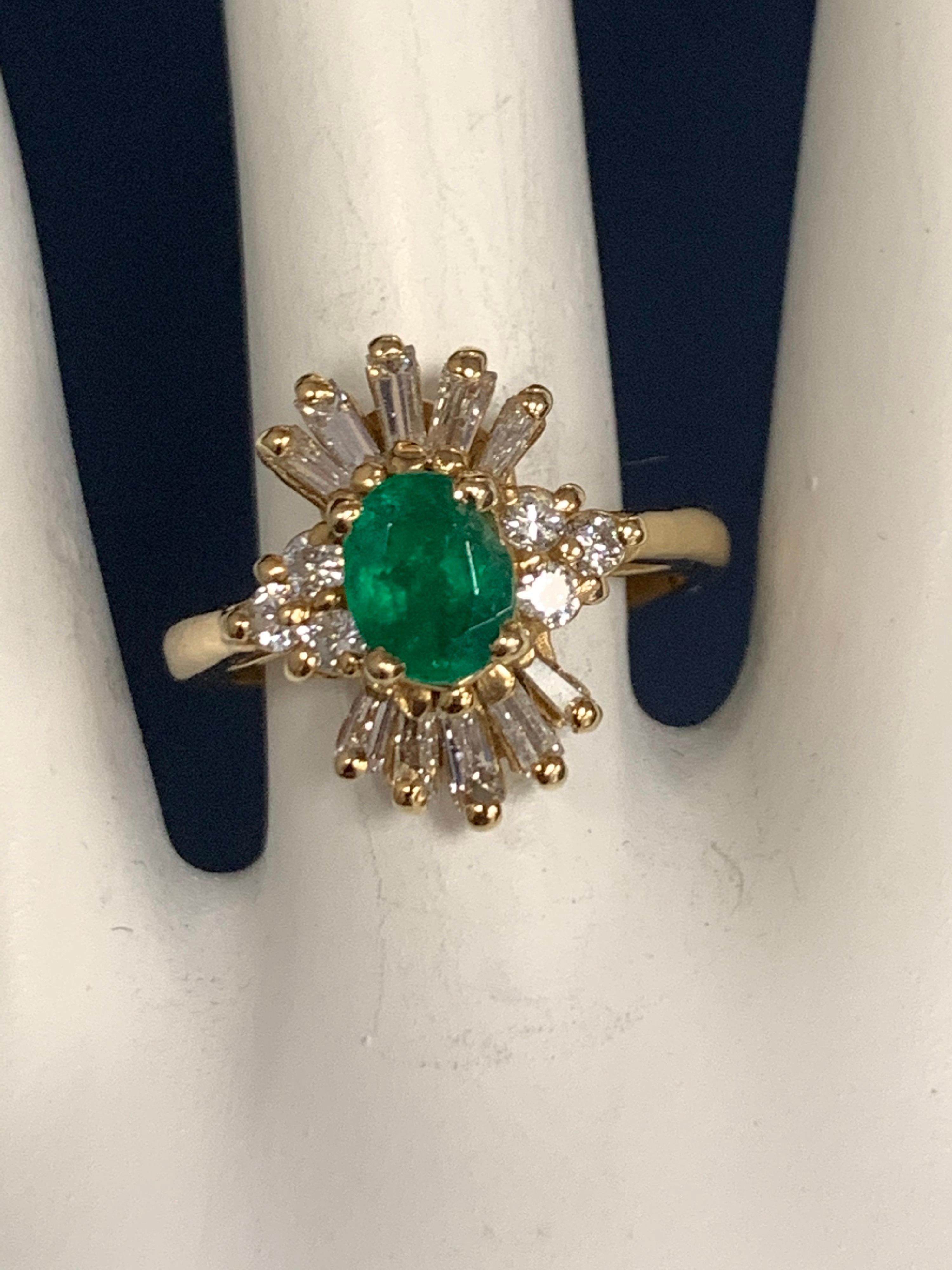 Women's 1.30 Carat Retro Gold Ring Natural Oval Green Emerald and Diamond, circa 1980 For Sale