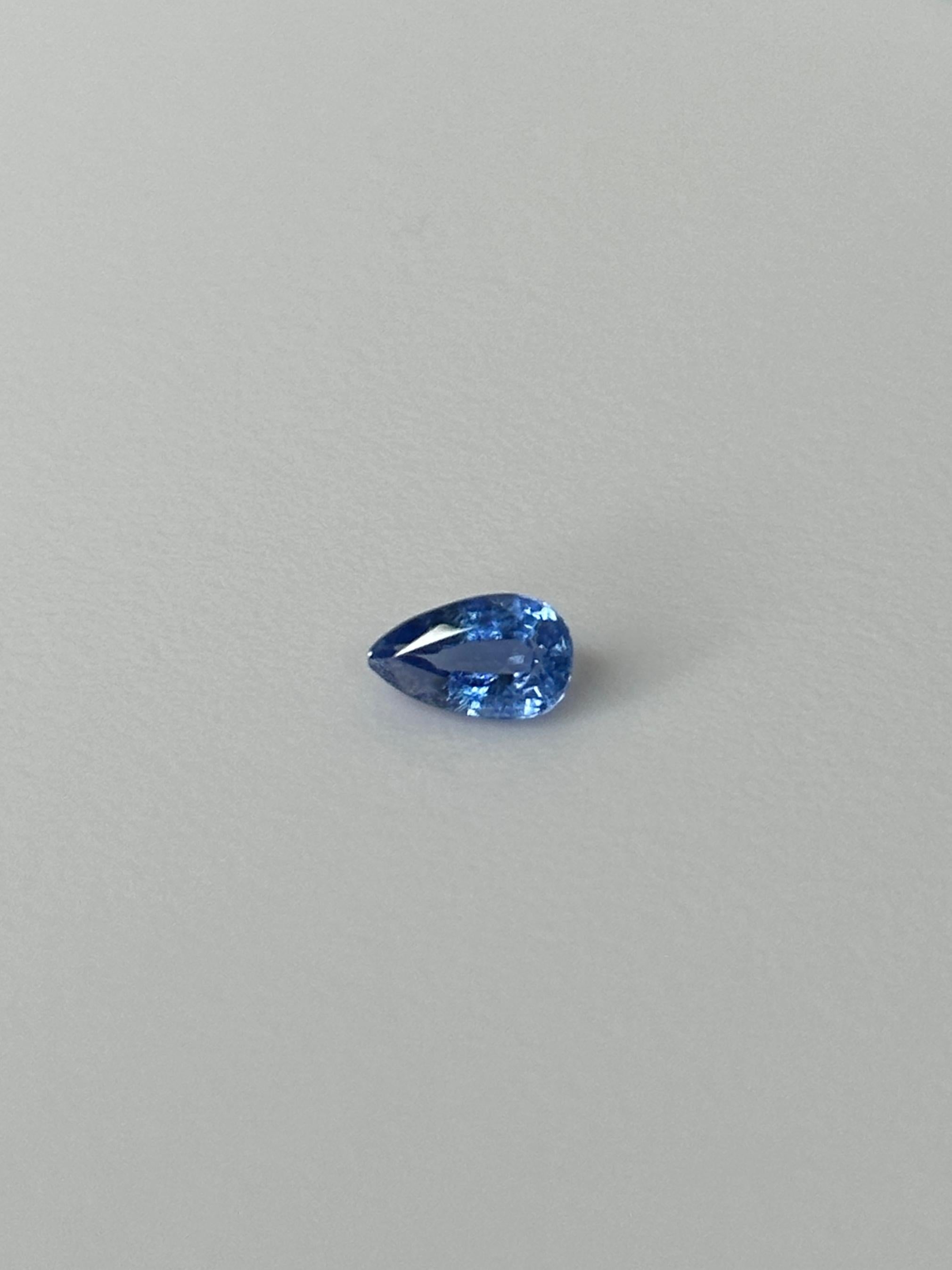 Kyanit, ein Halbedelstein mit einem einzigartigen, zarten Blau, der auf der ganzen Welt zu finden ist.
Die hochwertigsten Kyanite mit den stärksten und tiefsten Blautönen findet man jedoch in den Bergen Nepals und Tibets.
Dieser 1,30 Karat schwere