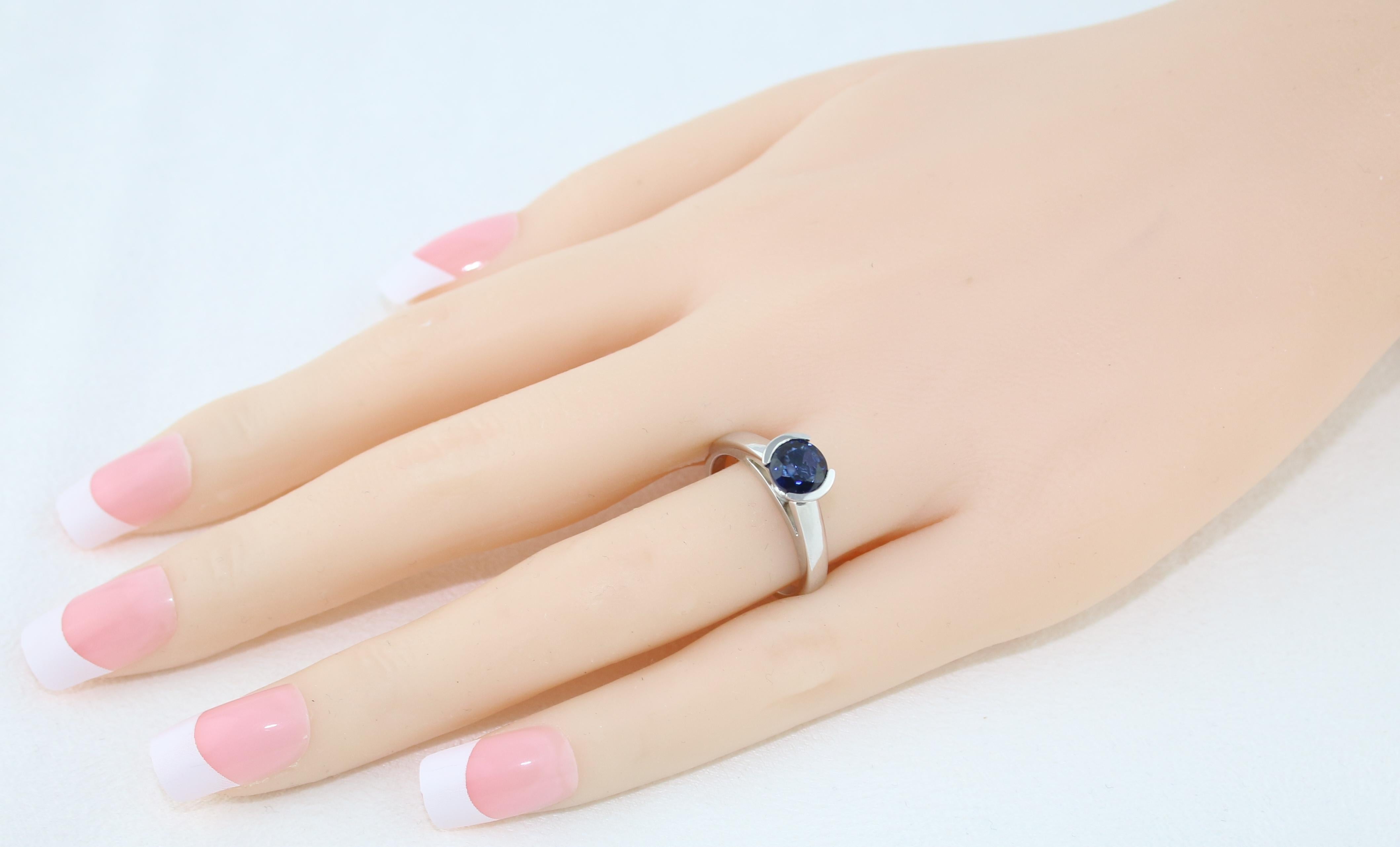 Taille ronde Bague solitaire en or avec saphir bleu rond de 1,30 carat et demi- lunette en vente