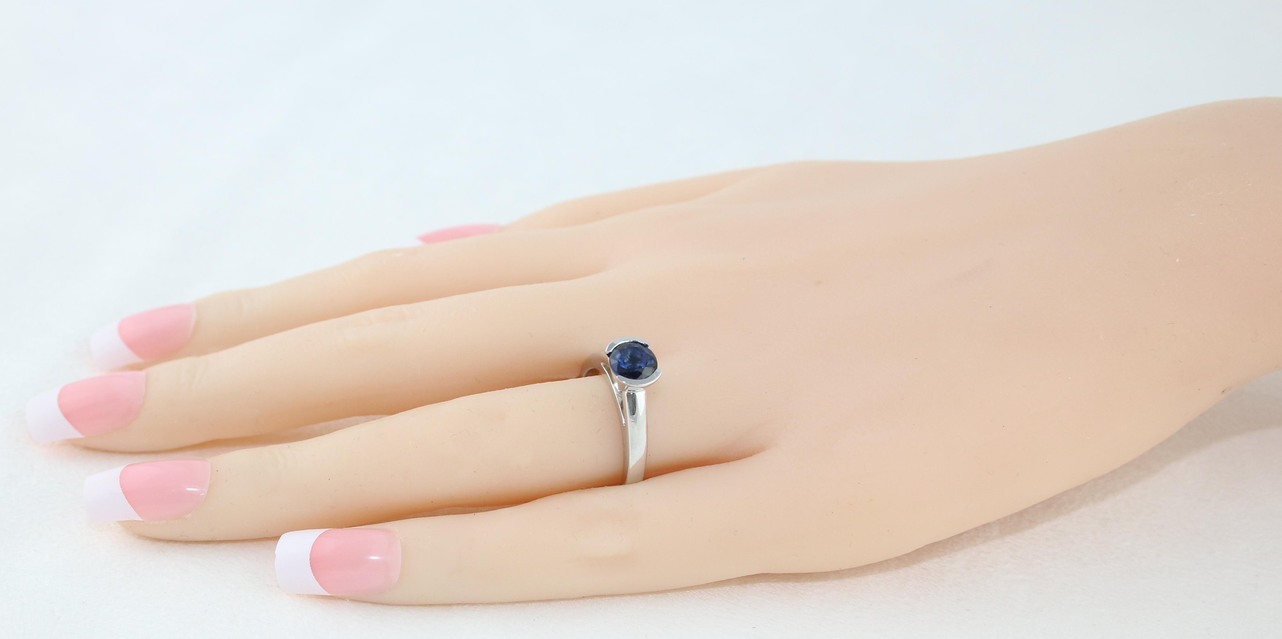 Bague solitaire en or avec saphir bleu rond de 1,30 carat et demi- lunette en vente 1