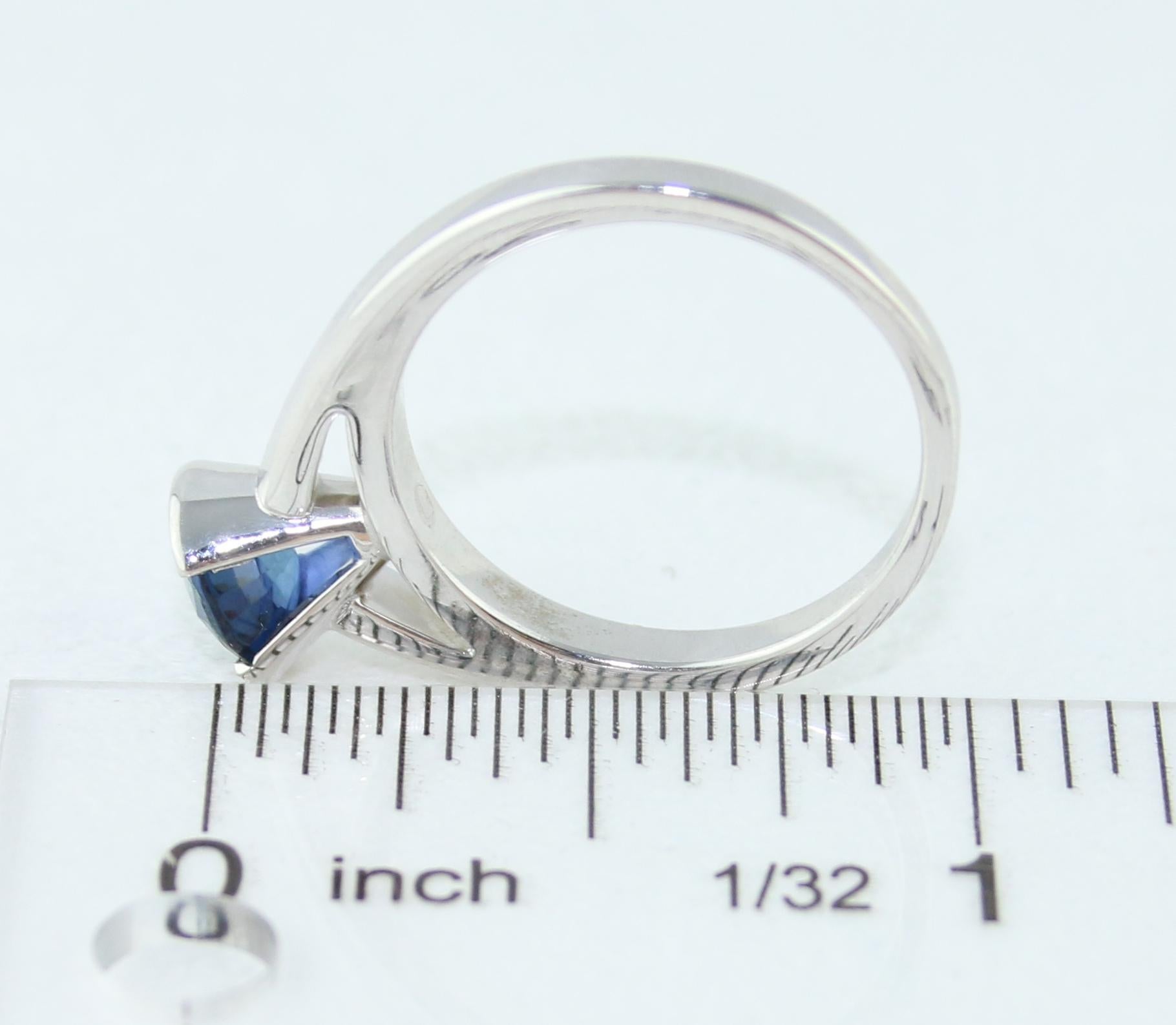 1.30 Carat Round Blue Sapphire Half Bezel Solitaire Gold Ring For Sale 1