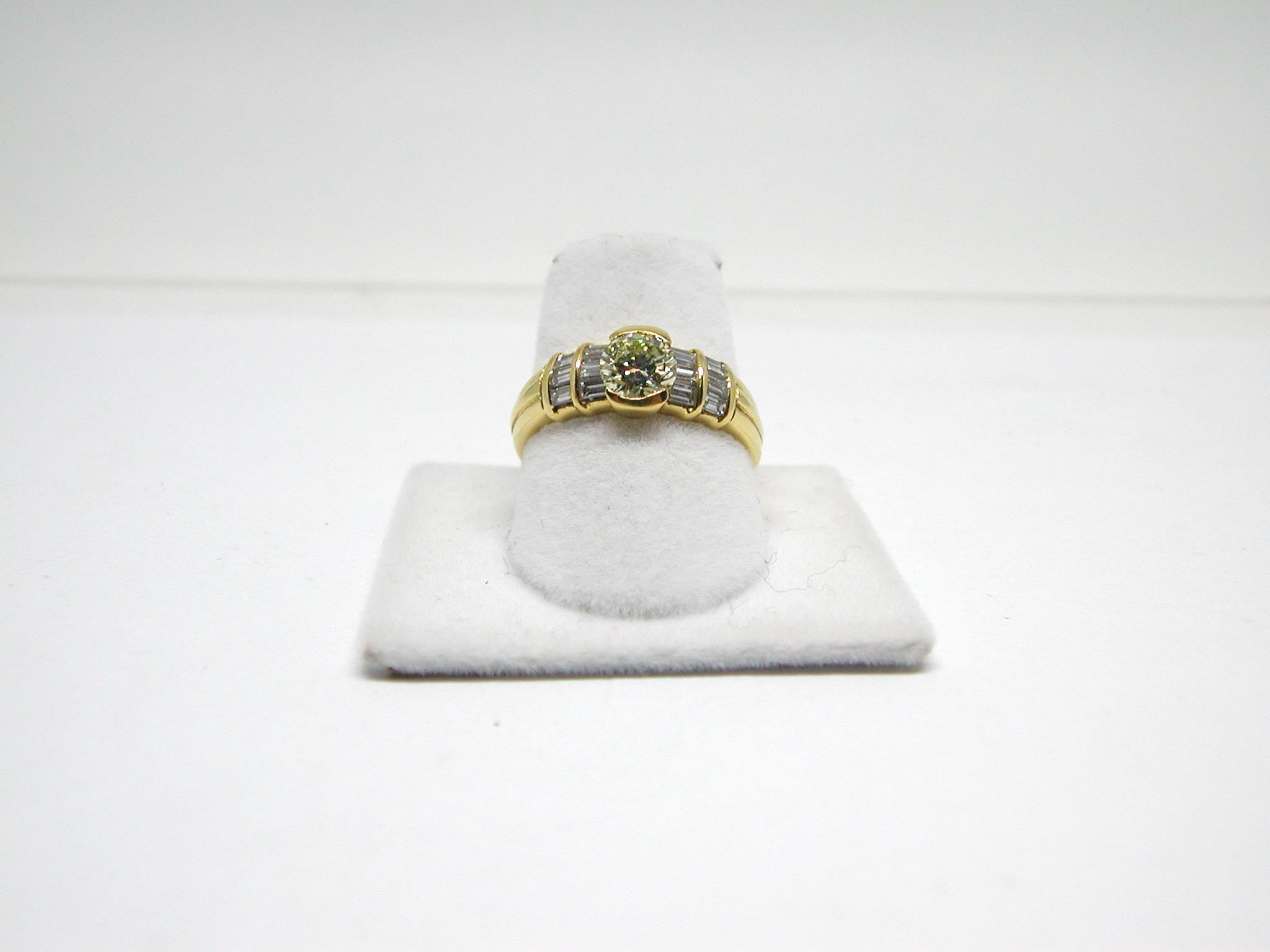 Contemporary 1.30 Carat Yellow Gold Fancy Yellow Diamond Ring For Sale