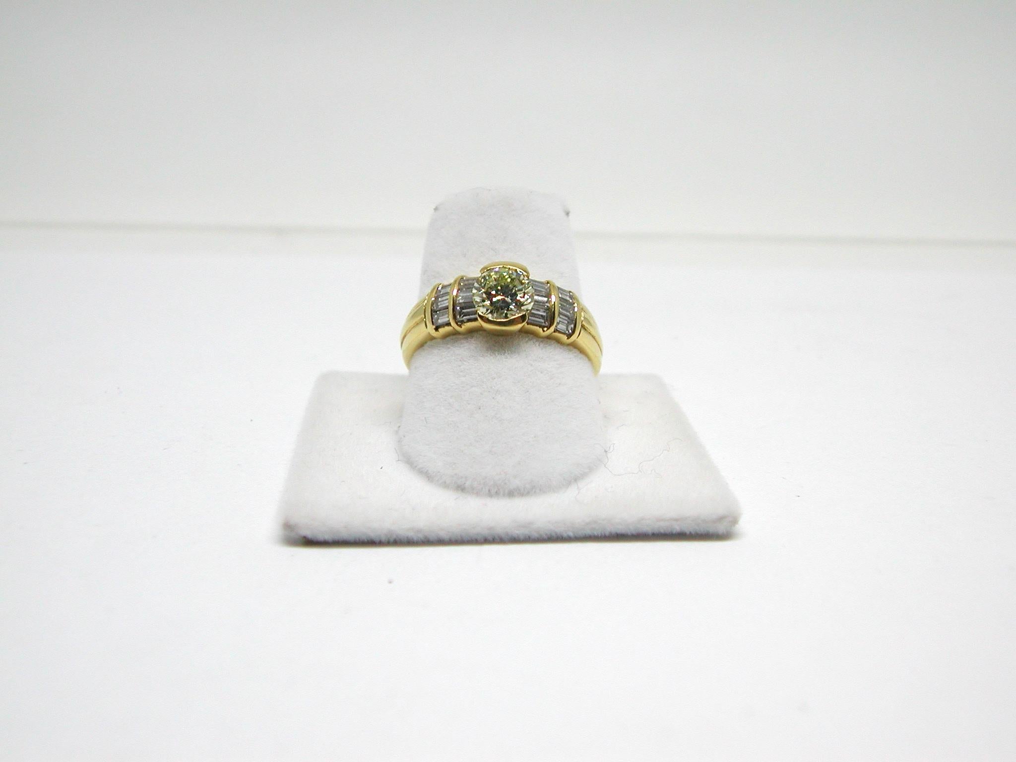 1.30 Carat Yellow Gold Fancy Yellow Diamond Ring In New Condition For Sale In Antwerp, BE
