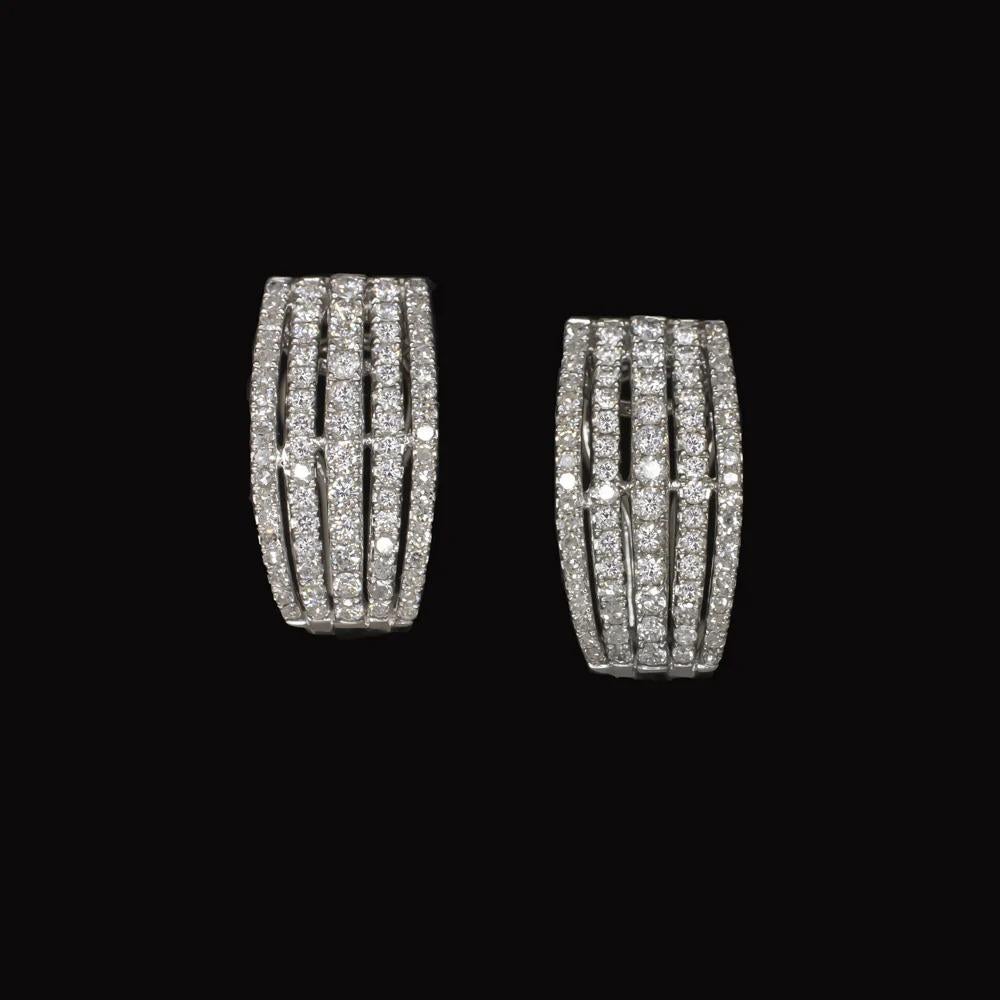  Cette magnifique paire d'Eleg en diamant dégage une élégance intemporelle et brille de mille feux avec ses 1,38 carats de diamants de haute qualité. Les faces des boucles d'oreilles sont incrustées de diamants sertis sur quatre rangs pour un look