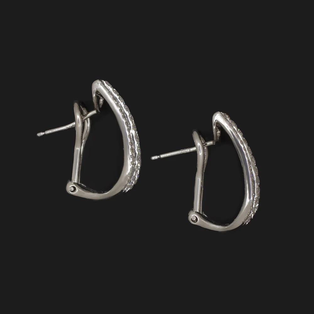 Moderne Boucles d'oreilles en or blanc 18 carats Omega avec 1.30 carat de diamant Whiting en vente