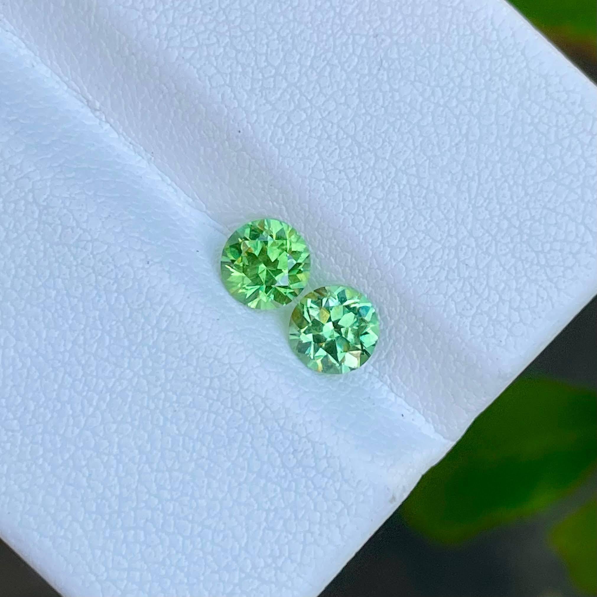 1.30 carats demantoind garnet pair Brilliant Round Cut Natural Russian Gemstone In New Condition In Bangkok, TH