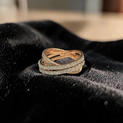 Anello a fascia incrociata con diamanti rotondi e princess da 1,30 carati F/VS1 in oro rosa 14K