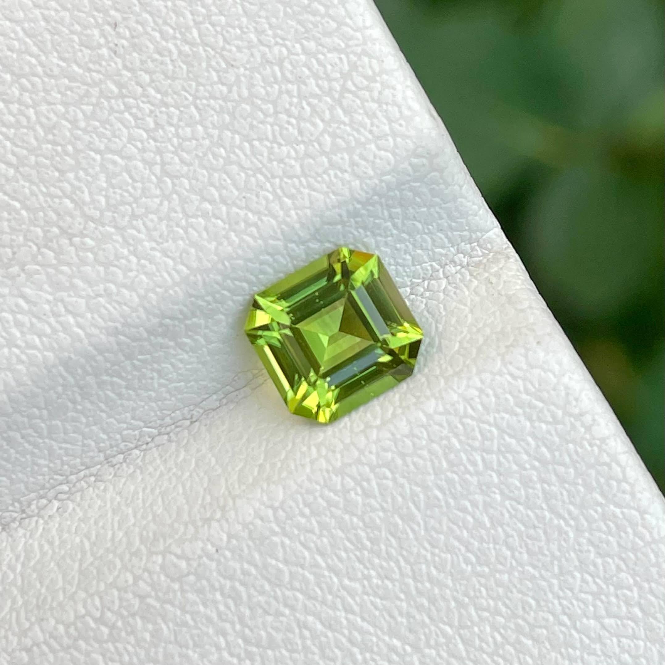 1.30 Carats Green Loose Peridot Stone Asscher Cut Natural Pakistani Gemstone In New Condition For Sale In Bangkok, TH