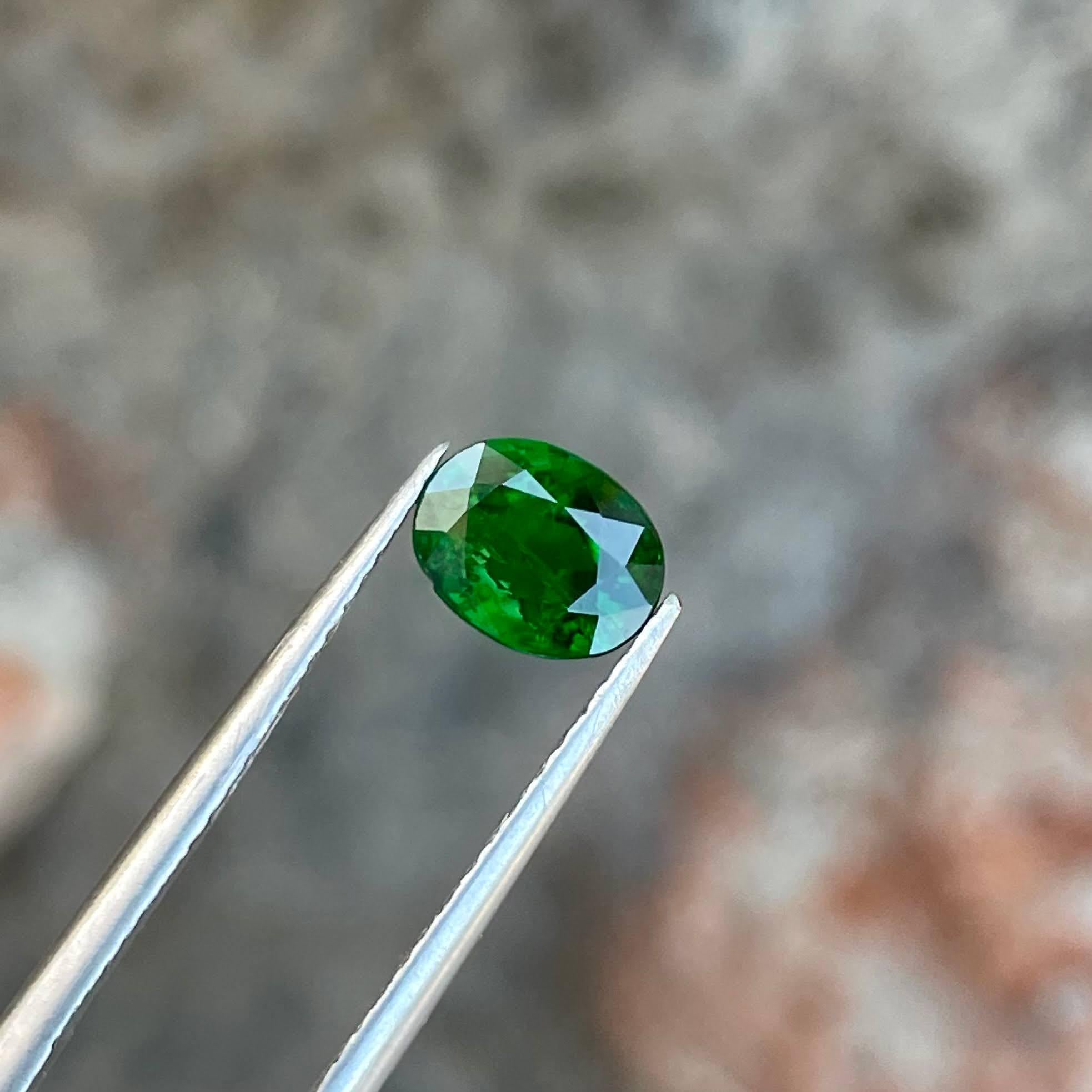 1.30 carats Green Tsavorite Garnet Stone Oval Cut Natural Gemstone from Kenya In New Condition For Sale In Bangkok, TH