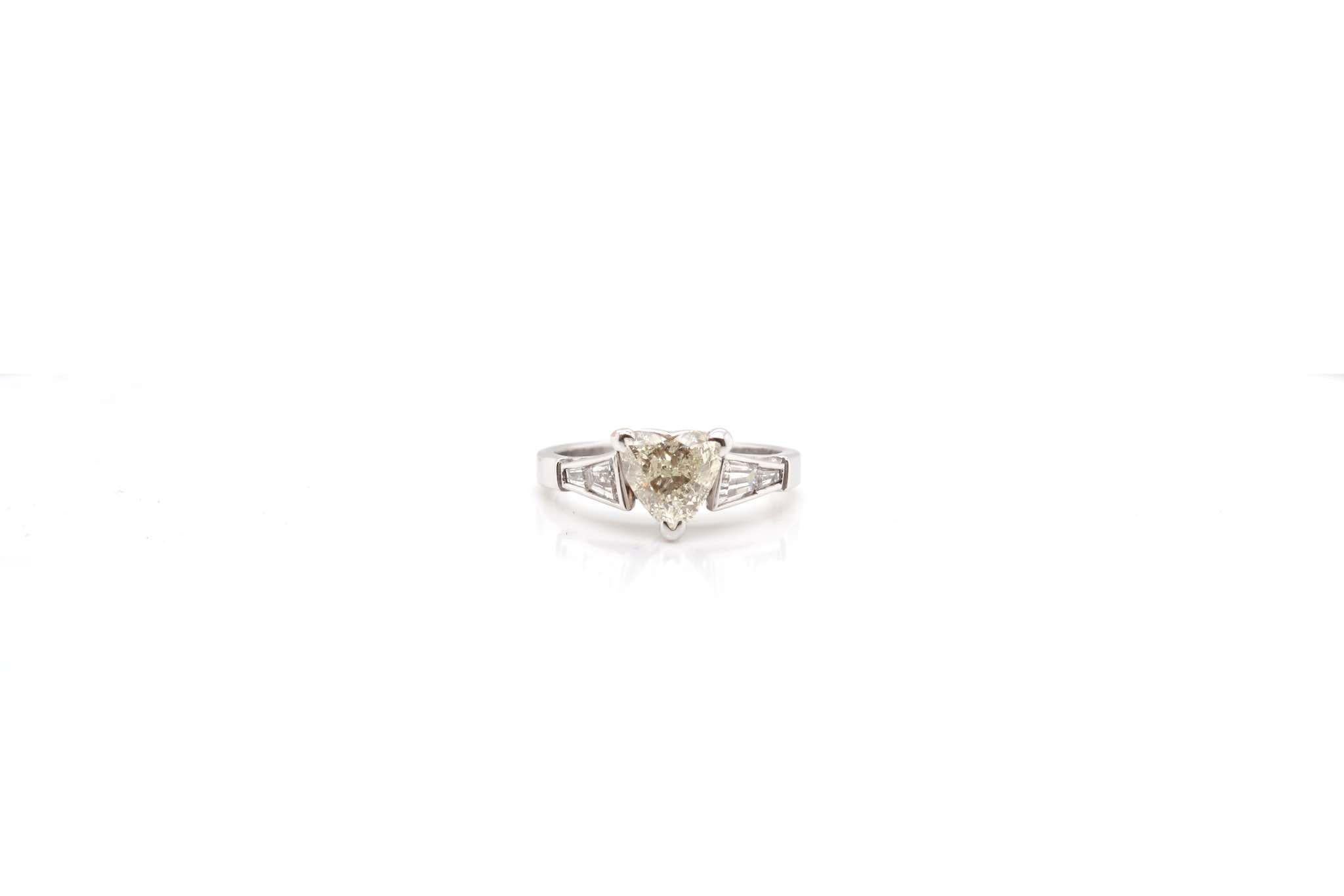 Stones: Heart-cut diamond of approximately 1.30 carats
and trapezoid diamonds for a total weight of 0.55 carats.
Material: 18k white gold
Dimensions: 8 mm length on finger, 7 mm height
Weight: 4.3g
Size: 53 (free sizing)
Certificate
Ref. : 24750