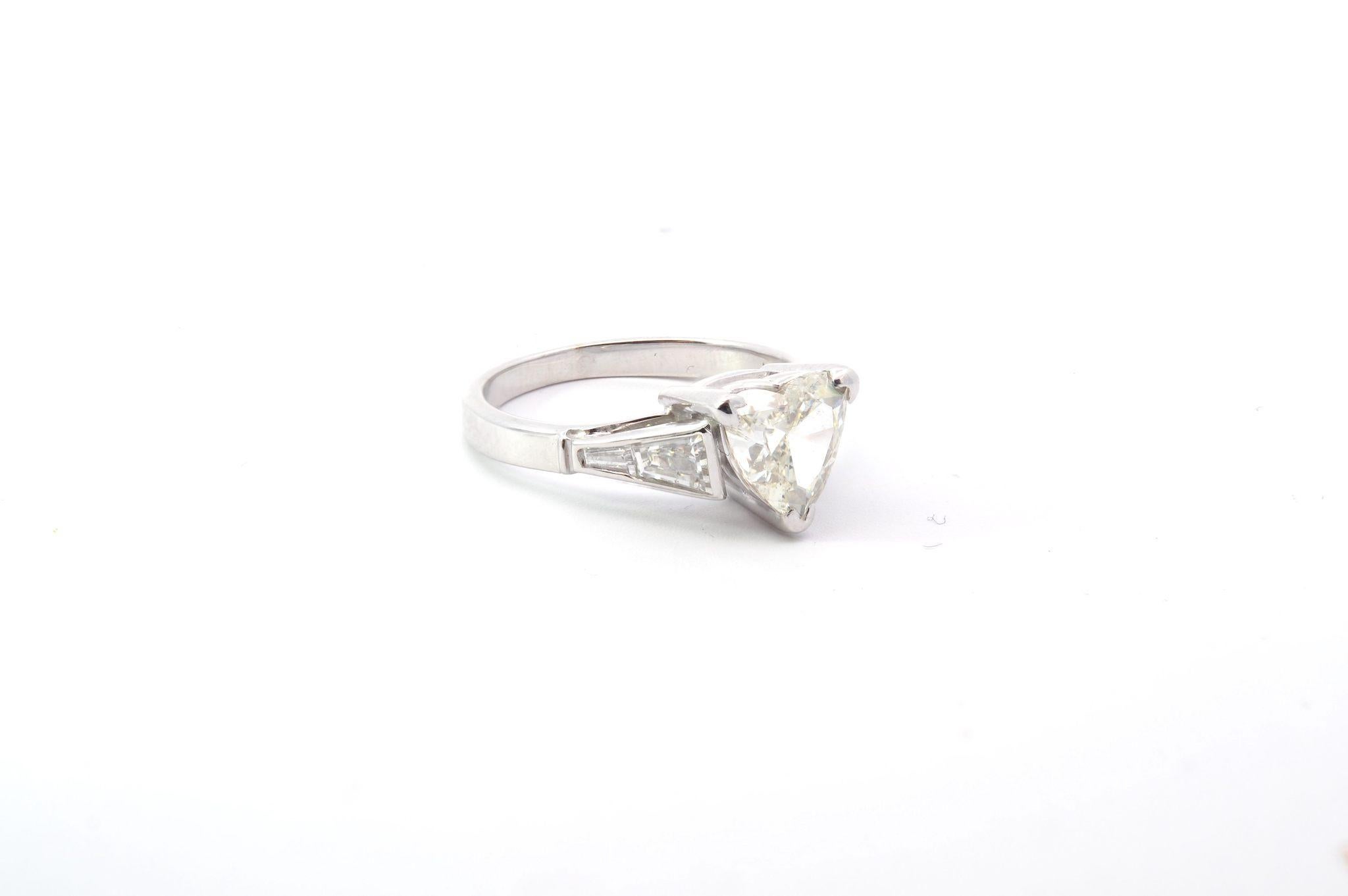 Heart Cut 1.30 carats Heart-cut diamond and trapezoid diamonds ring For Sale