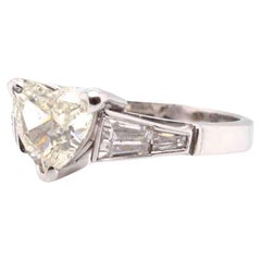 Retro 1.30 carats Heart-cut diamond and trapezoid diamonds ring