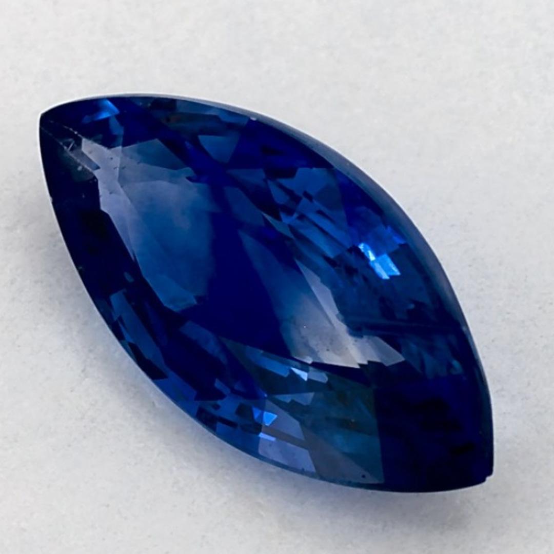 Este zafiro azul natural ofrece elegancia y sofisticación. Con su rica saturación de color y su corte preciso, es la pieza central perfecta para un anillo de compromiso o un diseño de joyería de lujo.

Este zafiro procede de Sri Lanka (Ceilán),