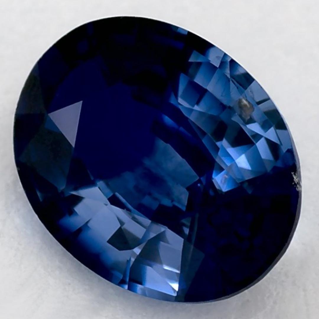 Este zafiro azul natural ofrece elegancia y sofisticación. Con su rica saturación de color y su corte preciso, es la pieza central perfecta para un anillo de compromiso o un diseño de joyería de lujo.

Este zafiro es originario de Sri Lanka