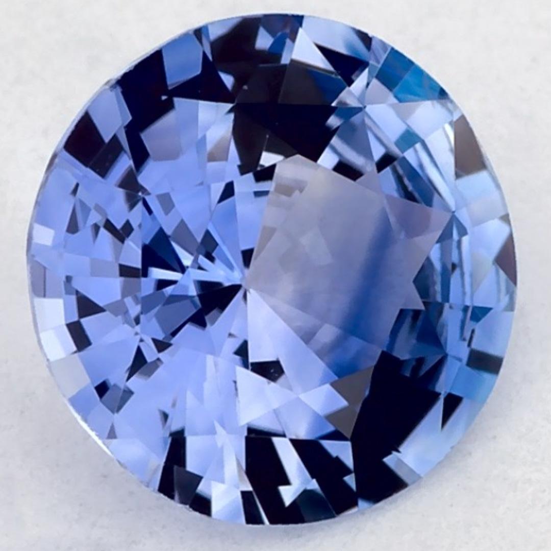 Dieser natürliche blaue Saphir bietet Eleganz und Raffinesse. Mit seiner satten Farbsättigung und seinem präzisen Schliff ist er das perfekte Herzstück für einen Verlobungsring oder ein luxuriöses Schmuckdesign.

Dieser Saphir stammt aus Sri Lanka