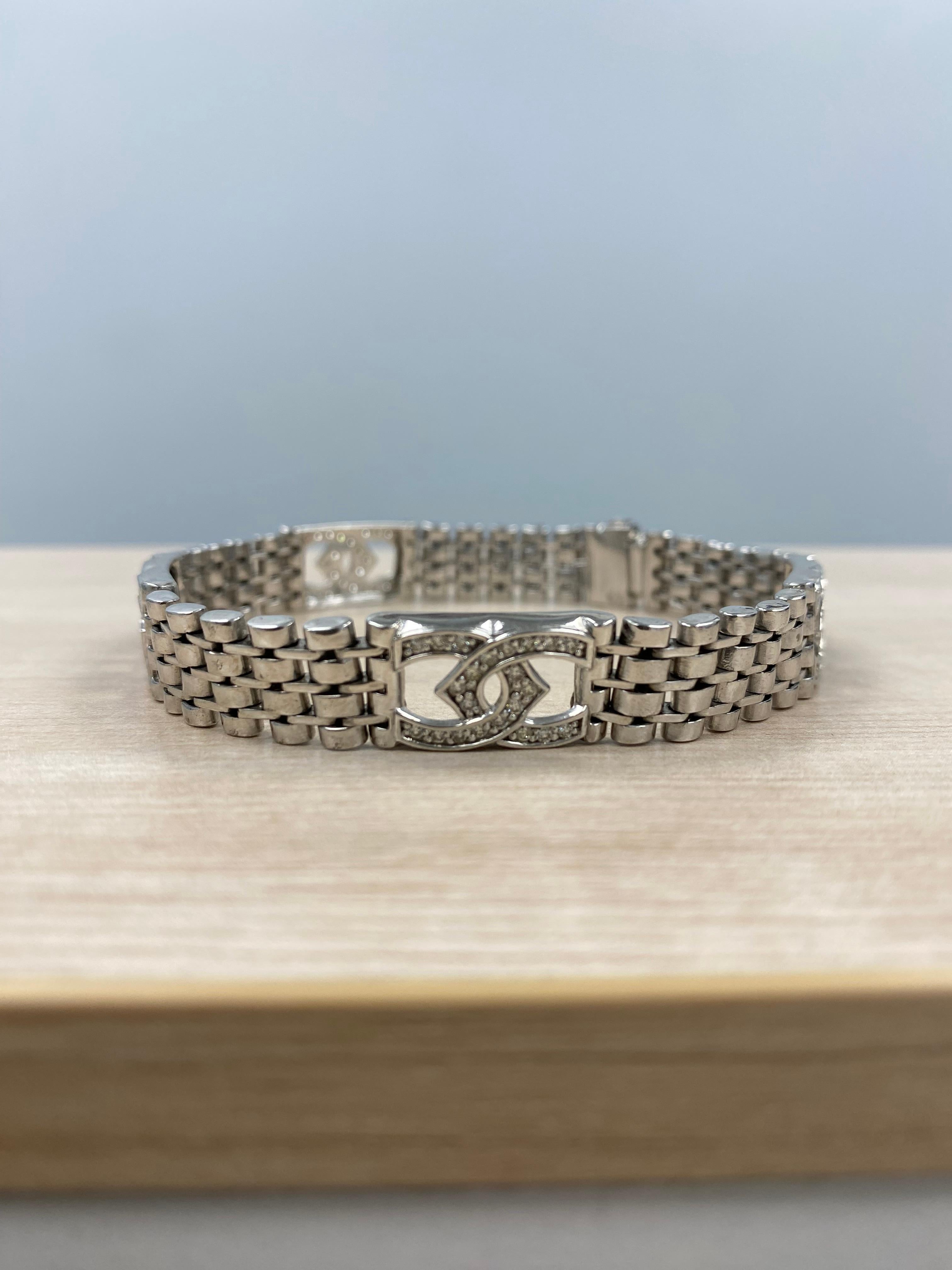 This stunning bracelet showcases elegant horseshoe links adorned with 1.30 carats of round-cut diamonds in H/I color and SI/I clarity, set in a pave setting for maximum brilliance. Designed with Rolex-style links, the bracelet weighs an impressive