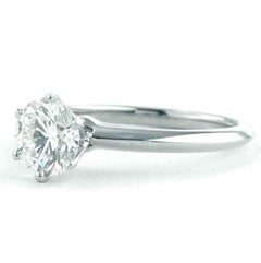 1.30 CT. Tiffany & Co. Anello di fidanzamento solitario con diamante rotondo in platino