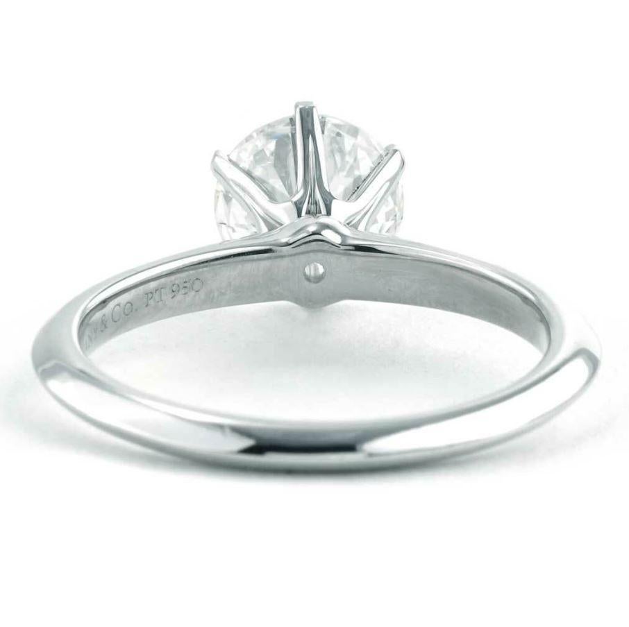 Taille ronde 1.30 CT. Tiffany & Co. Bague de fiançailles solitaire en platine avec diamant rond en vente