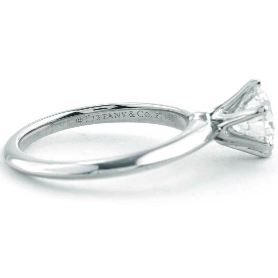 1.30 CT. Tiffany & Co. Bague de fiançailles solitaire en platine avec diamant rond Excellent état - En vente à Chicago, IL