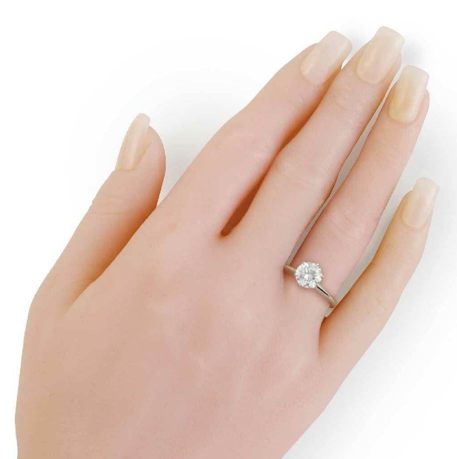 1.30 CT. Tiffany & Co. Bague de fiançailles solitaire en platine avec diamant rond Pour femmes en vente