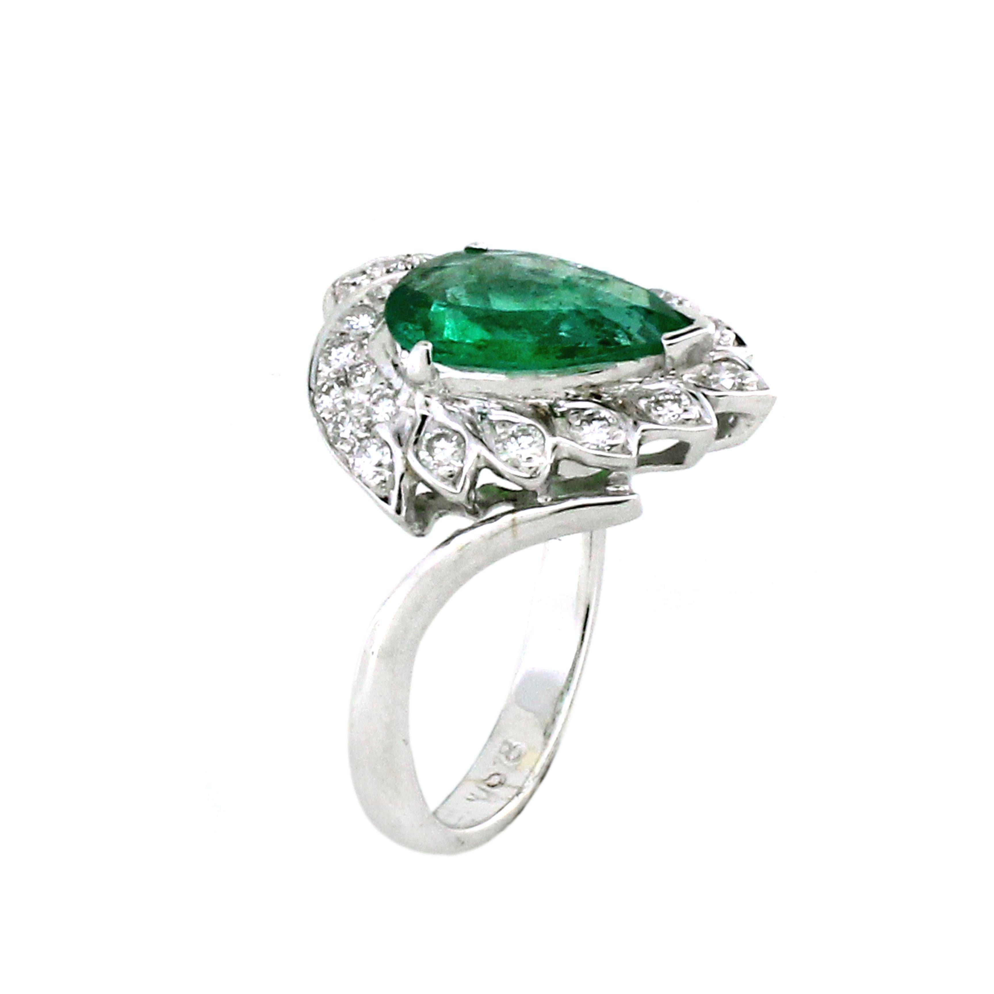 Dieser exquisite Cocktailring präsentiert einen atemberaubenden birnenförmigen Smaragd von 1,3 Karat, der für seinen satten, leuchtend grünen Farbton und seine außergewöhnliche Klarheit bekannt ist. Um den zentralen Stein herum sind 0,31 Karat