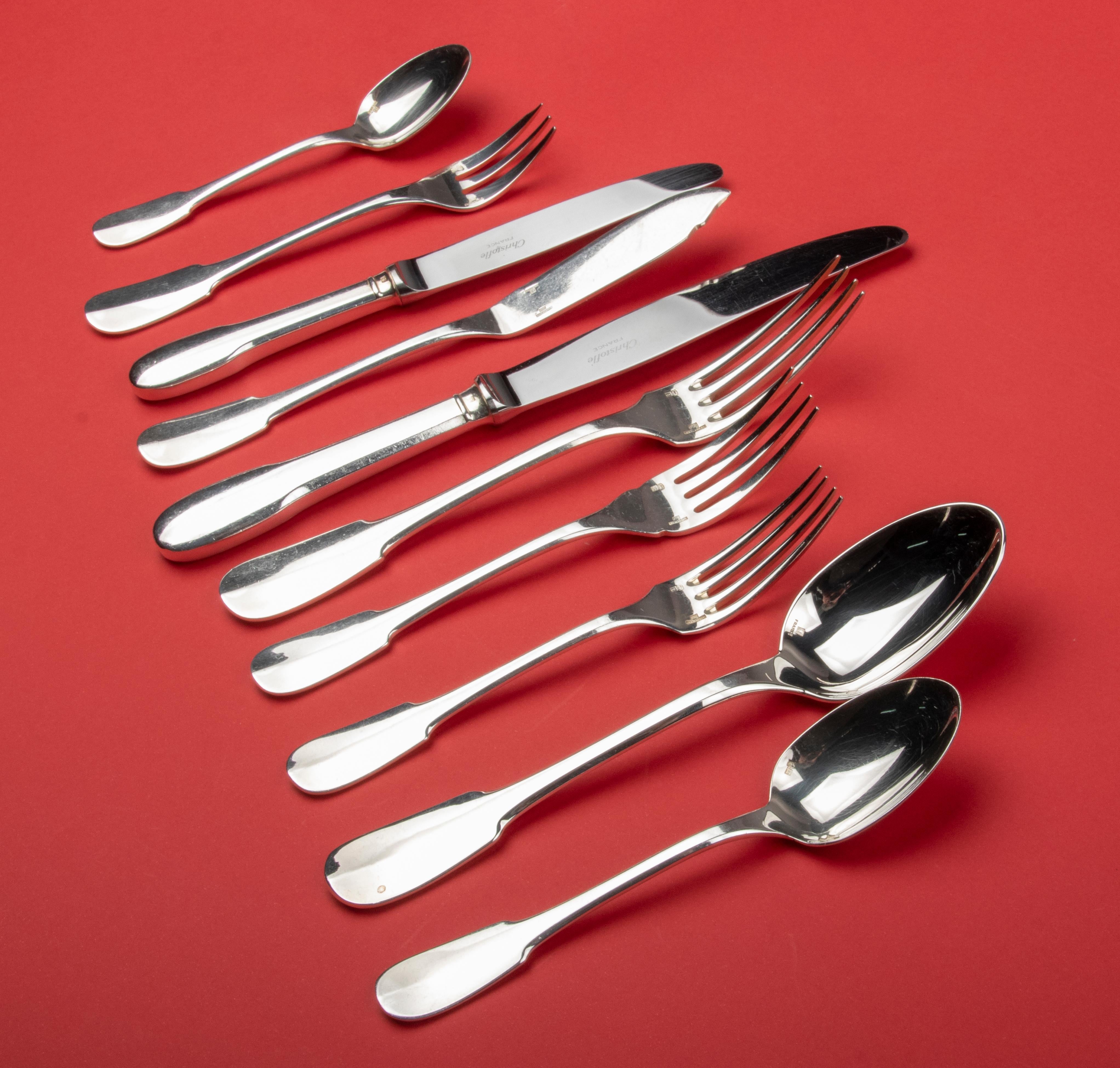 Beautiful set of silver-plated table flatware for 12 people by the French brand Christofle. The model's name is Cluny. The cutlery is in beautiful condition. 1 fish knife is missing. The composition of the set is as follows:
12 table knives, 12