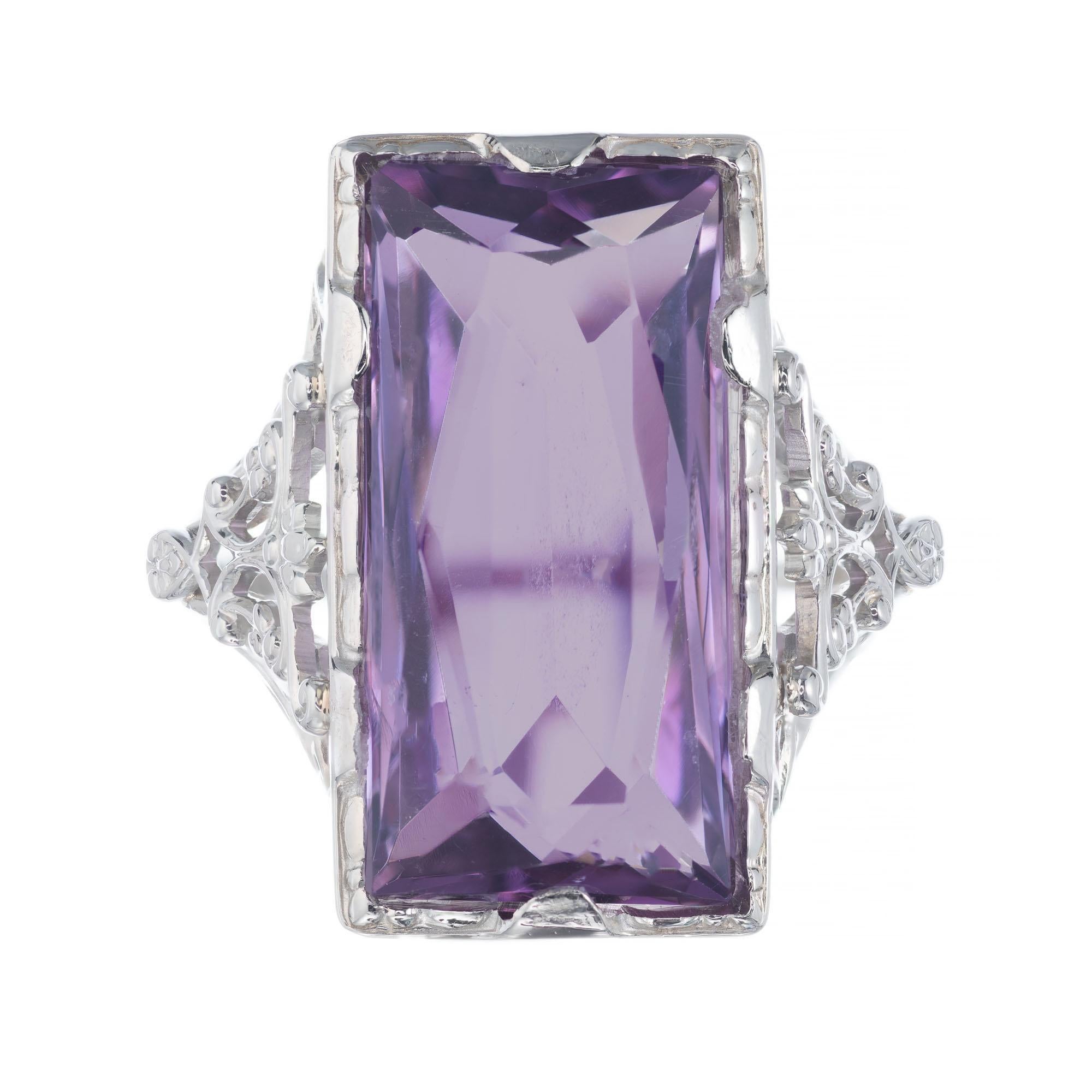 13.00ct Rechteck Amethyst Art Deco 1940's filigrane 14k Weißgold Cocktail Ring.

1 heller mittelvioletter Amethyst, Gesamtgewicht ca. 13,00cts, 17,8 x 9,5 mm rechteckig, modifizierter Stufenschliff.
Größe 6 und ansehnlich
14k Weißgold
Gestempelt: