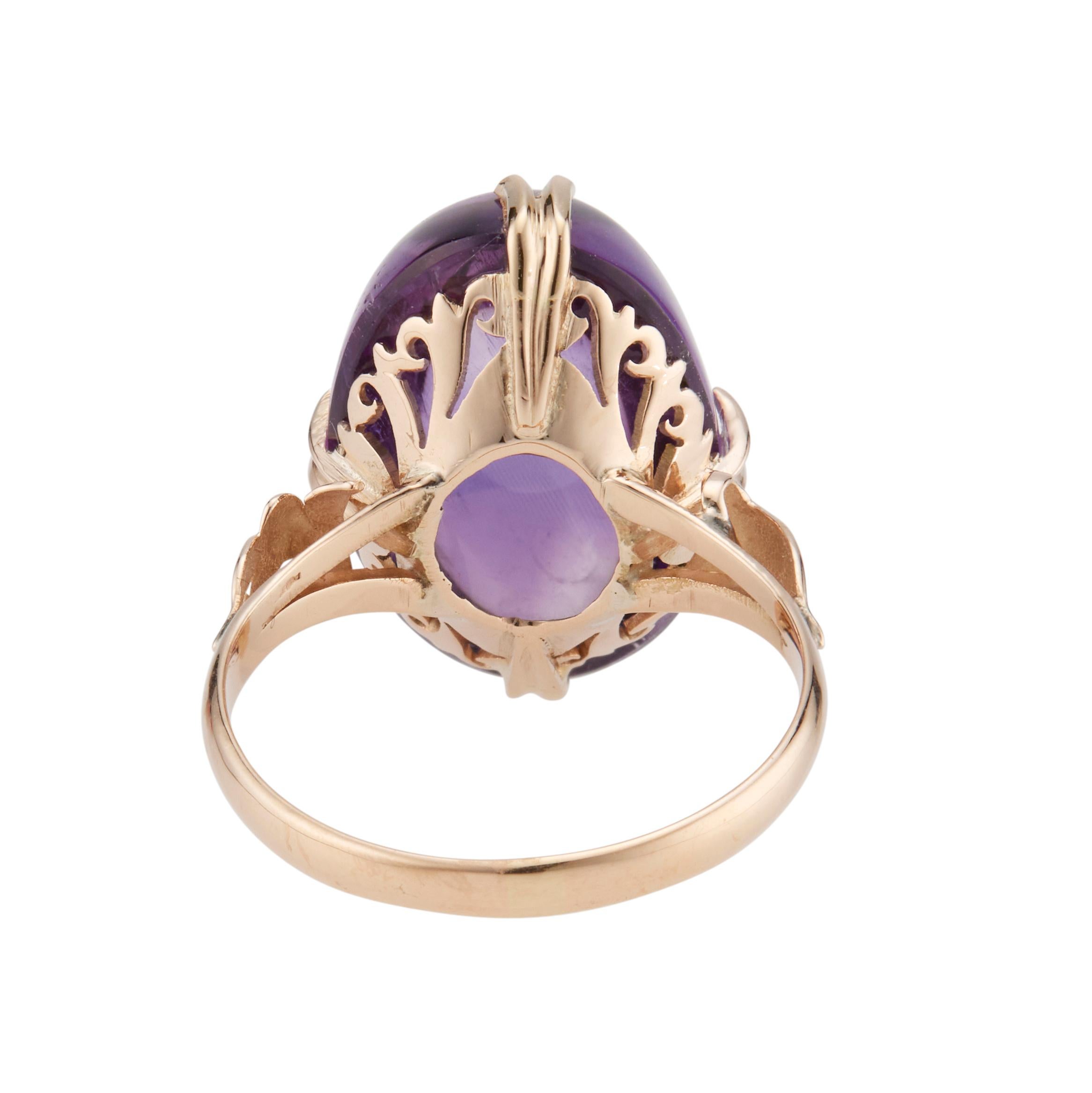 13.00 Carat Cabochon Amethyst Yellow Gold Ring In Good Condition For Sale In Stamford, CT