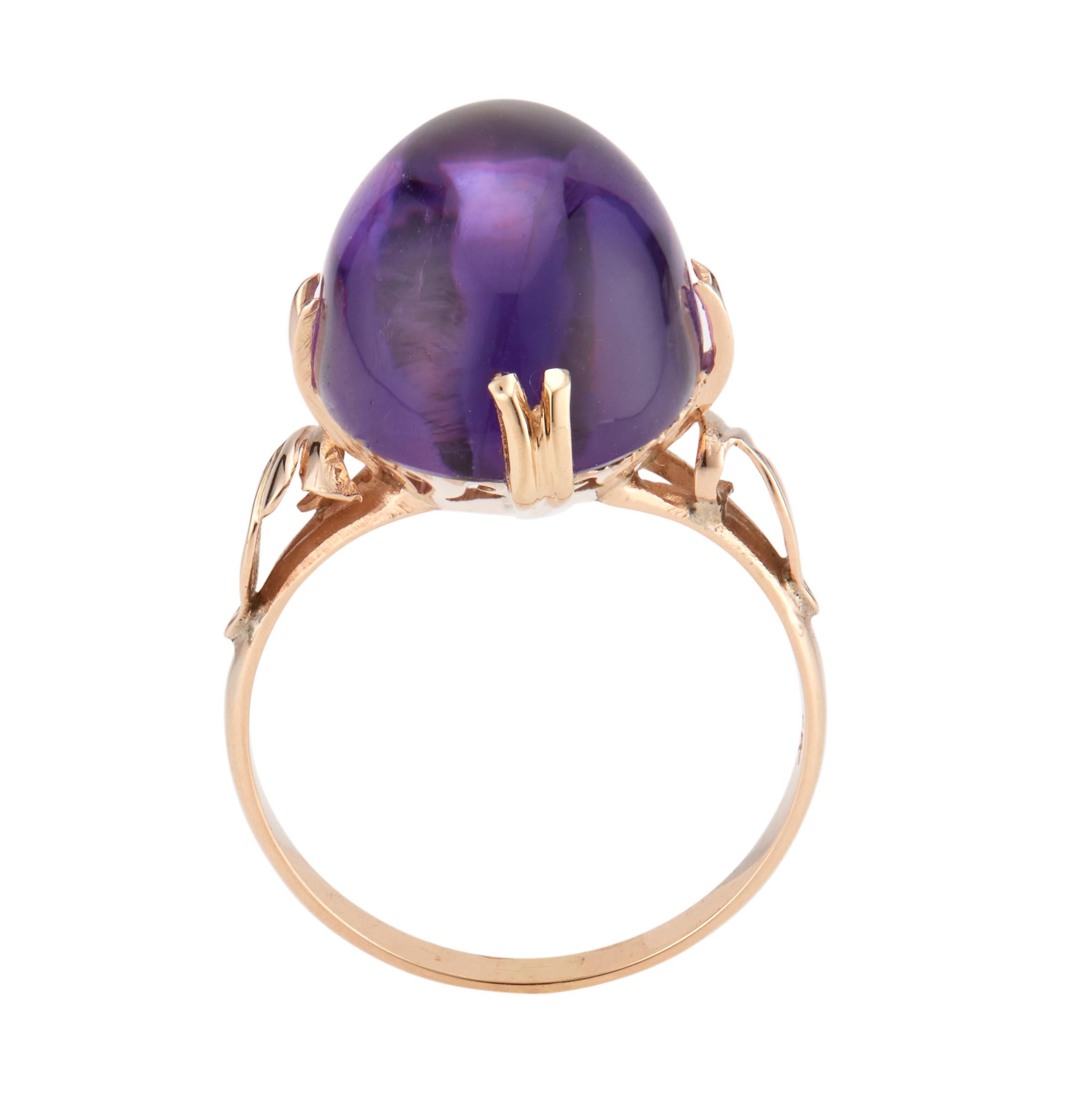 Women's 13.00 Carat Cabochon Amethyst Yellow Gold Ring  For Sale