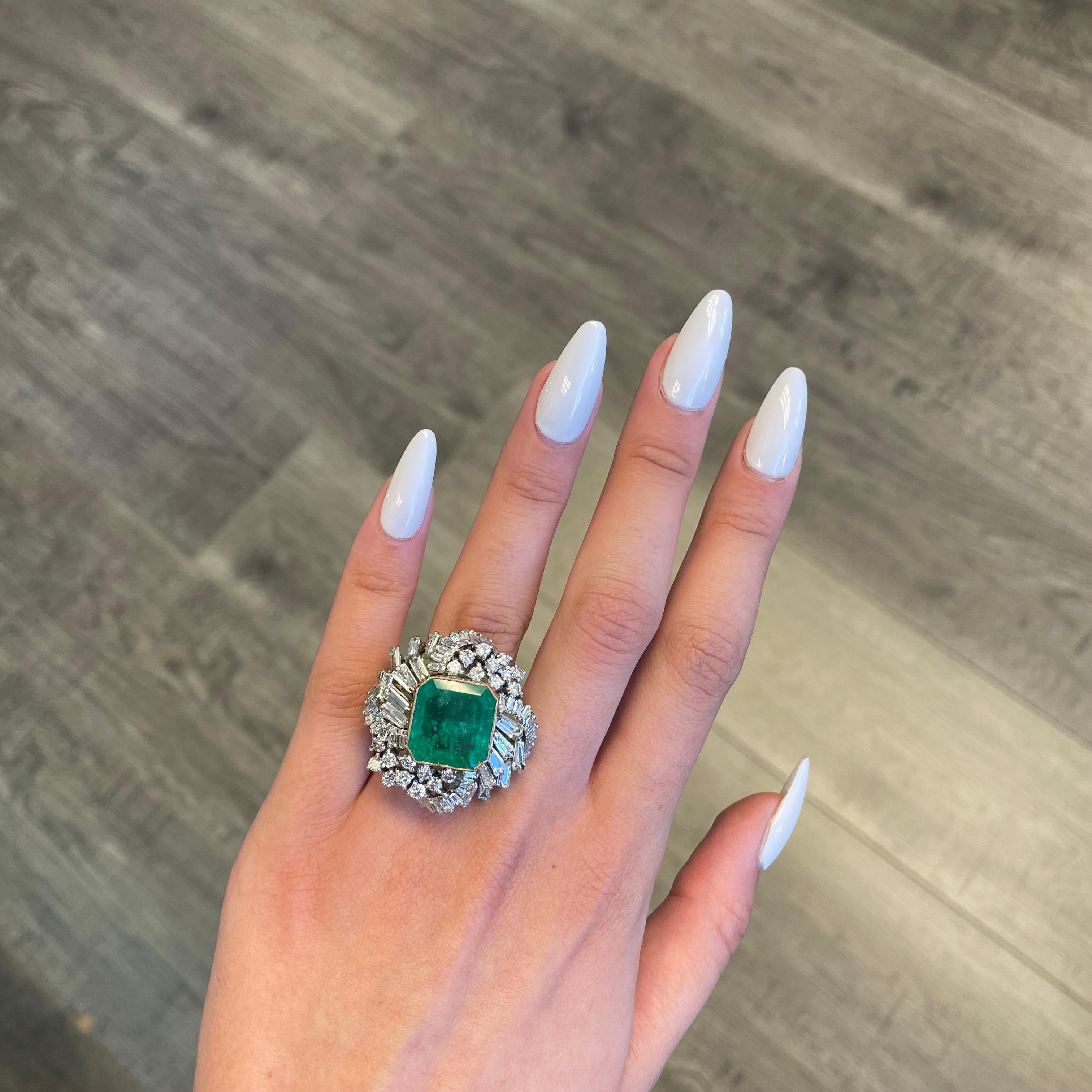 Vintage Smaragd mit Diamanten Ring, um 1970's.  
Ca. 13,00ct Smaragd ca. F2, umgeben von ca. 5,30ct runden und Baguette-Diamanten. Ca. 18,30ct Gesamtgewicht der Edelsteine, gefasst in 18k Weißgold.
Untergebracht mit einer aktuellen Schätzung von