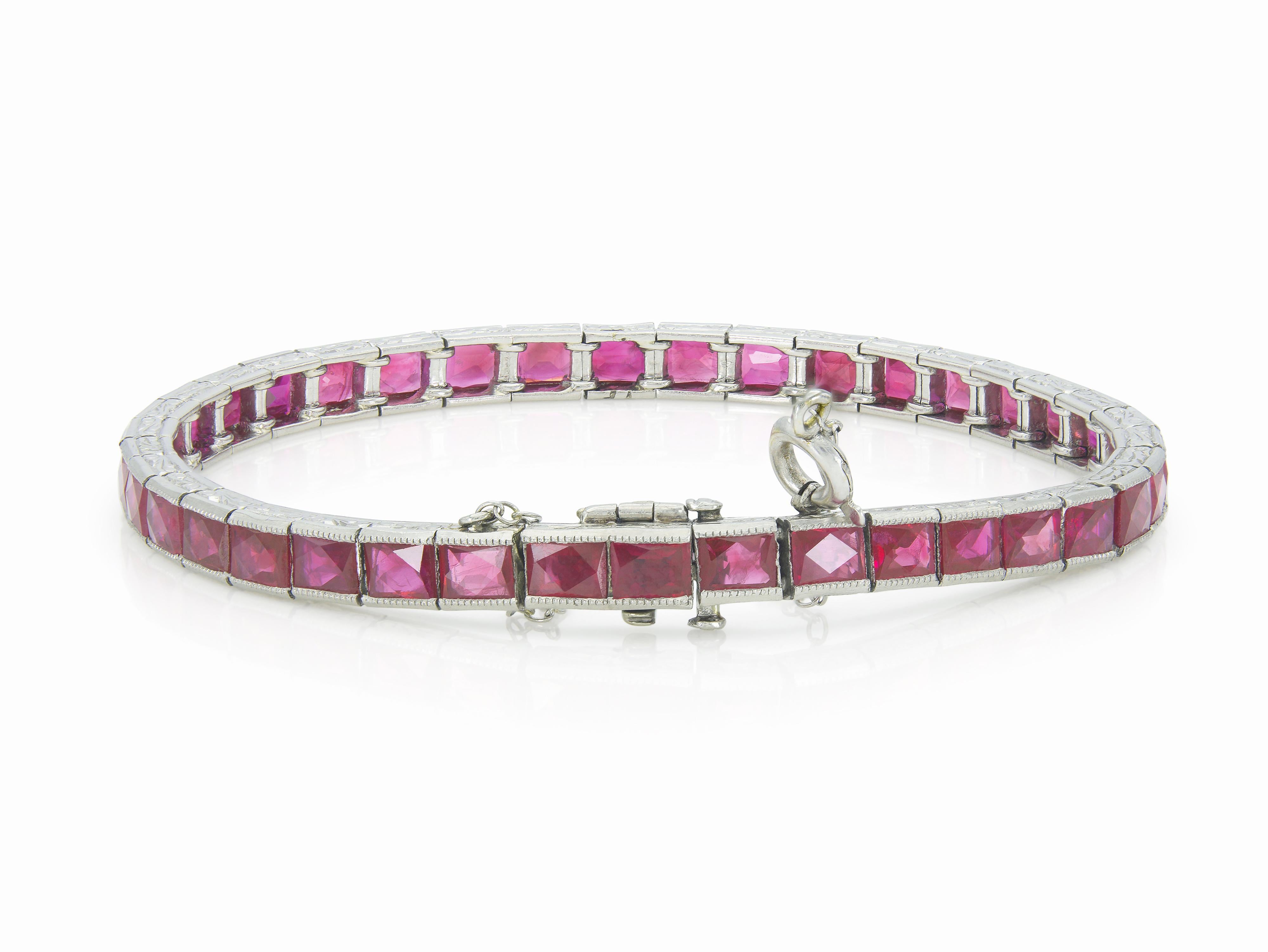 Taglio francese Bracciale con linea di rubini taglio francese da 13,00 carati in vendita