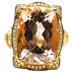 Sunita Nahata Morganite 13.00ct. Anello fantasia in oro rosa 18 carati con diamante.