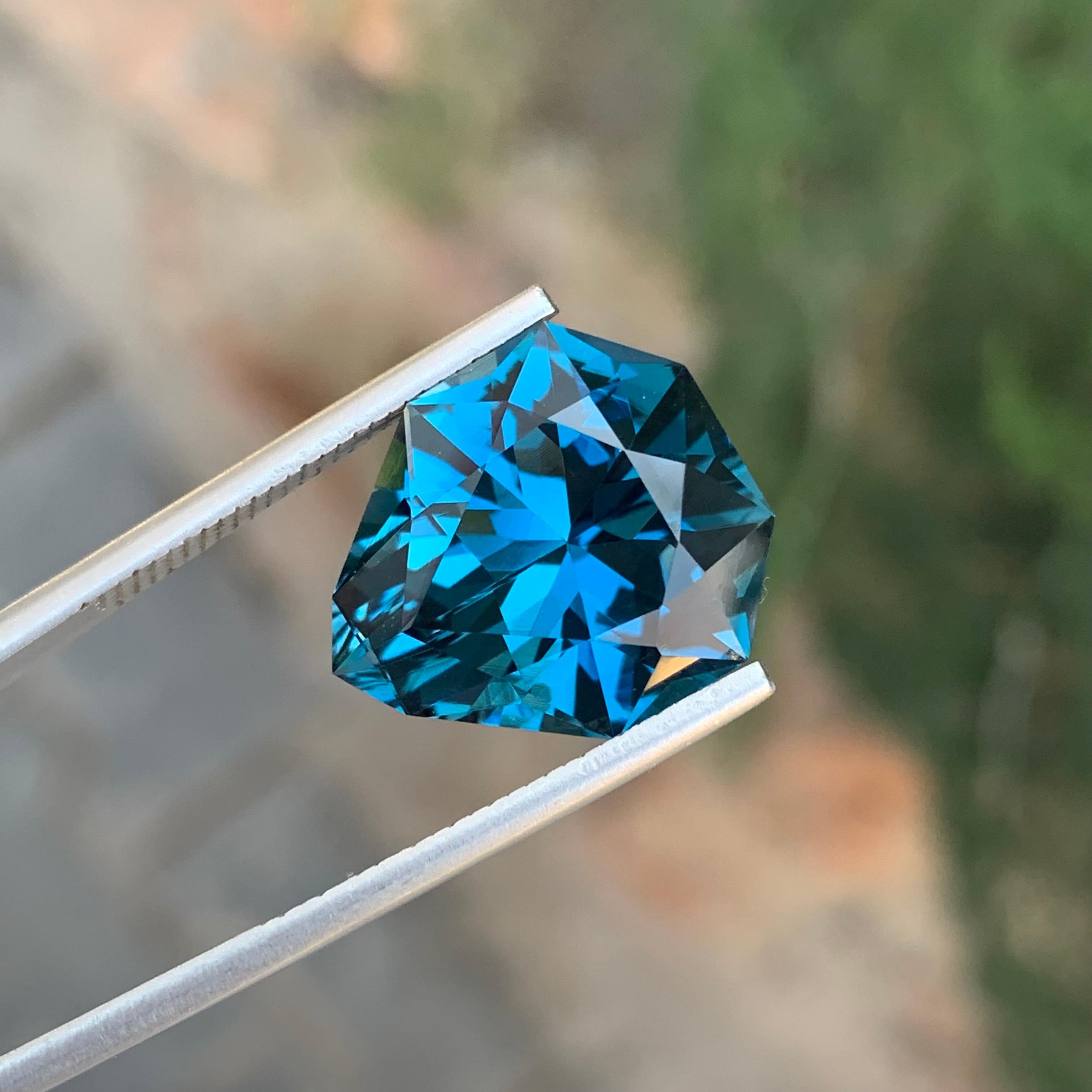 13.00 Carat Natural Loose London Blue Topaz Shield Cut Gemstone In New Condition For Sale In Peshawar, PK