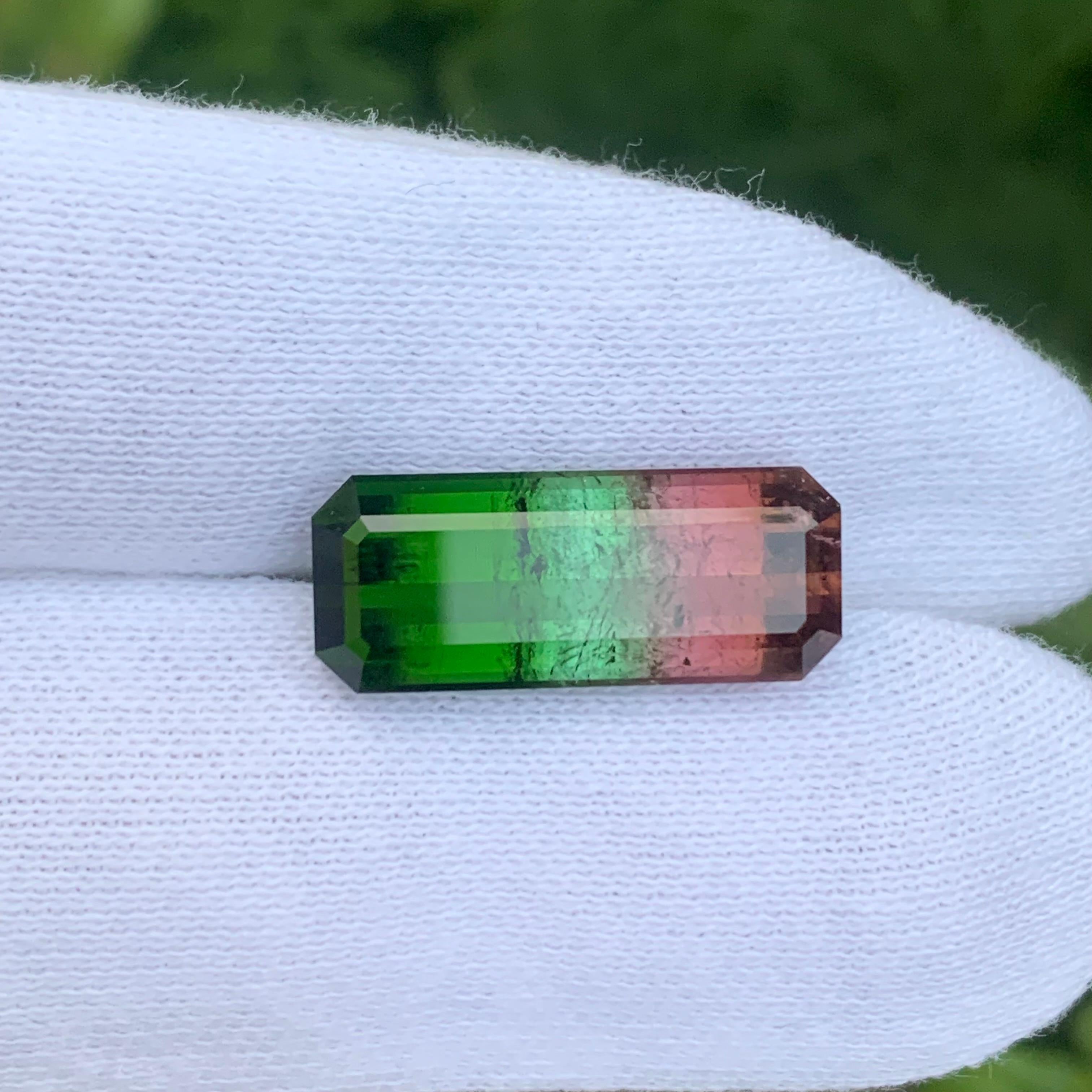 Turmalina tricolor facetada

Peso: 13,00 quilates
Dimensiones: 22 x 9 x 6,7 Mm
Color: Verde, Verde Menta y Rosa Caliente 
Tratamiento: No
Certificado: A petición del cliente
Forma: Esmeralda 


La turmalina es una piedra preciosa cautivadora