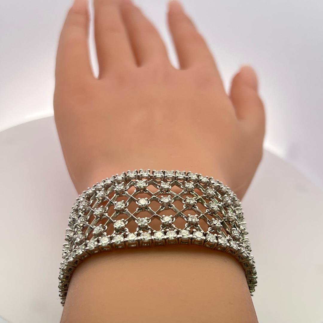 Pulsera de eslabones de malla ancha de oro blanco de 18 quilates con diamante brillante redondo de 13,00 quilates en venta 6
