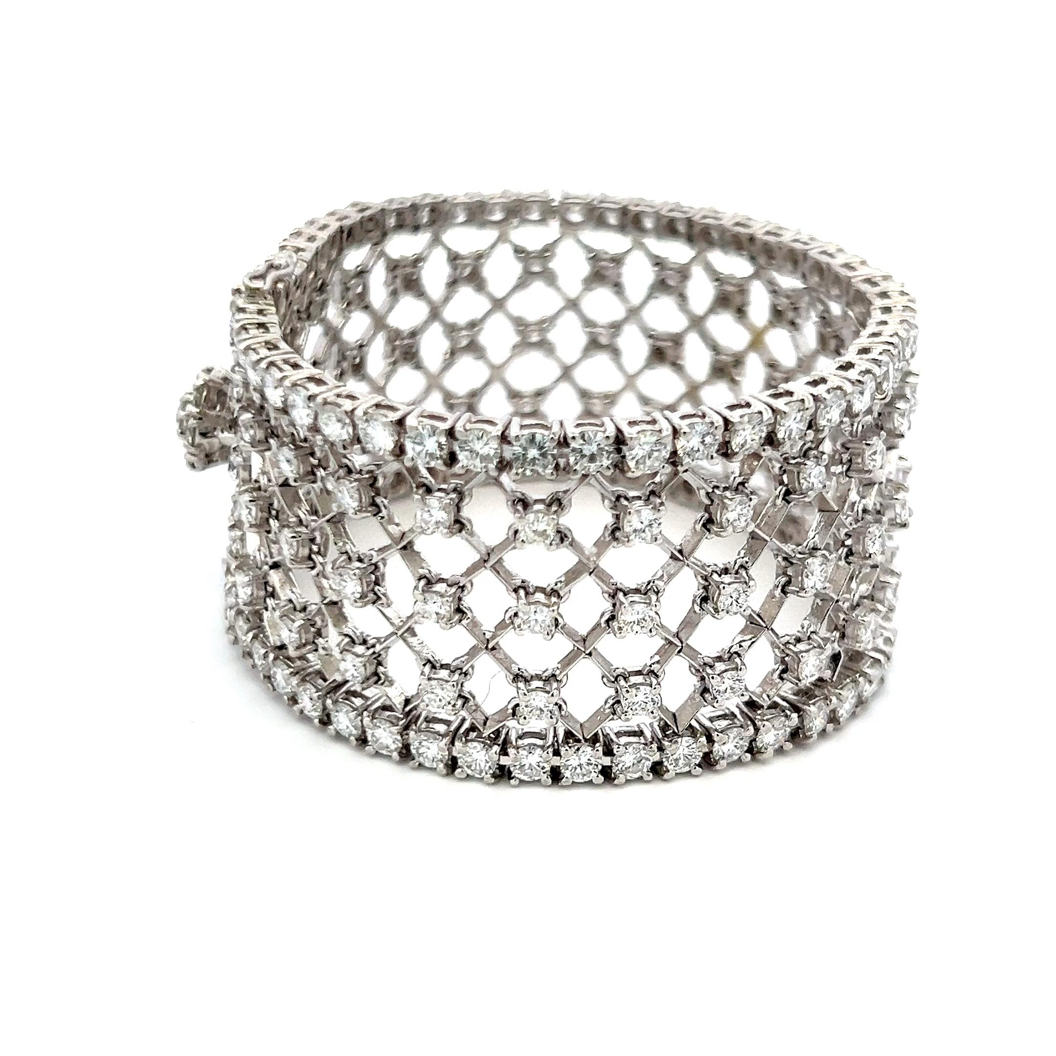 Título:
Esta llamativa pulsera de eslabones anchos vintage y de herencia está elaborada en lujoso oro blanco de 18 quilates y engastada con un impresionante total de aproximadamente 13,00 quilates de diamantes brillantes redondos. Diseñado con un