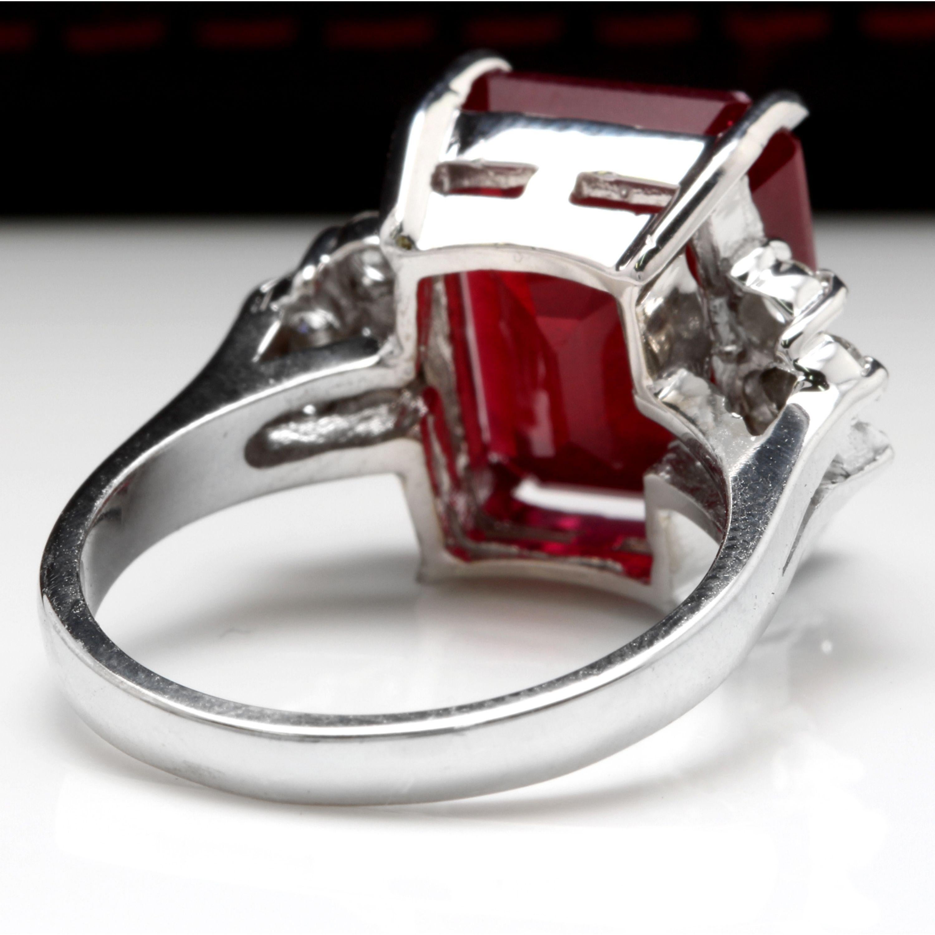 De las mujeres Sortija de oro blanco de 14 quilates con un impresionante rubí rojo natural de 13,00 quilates y diamantes en venta