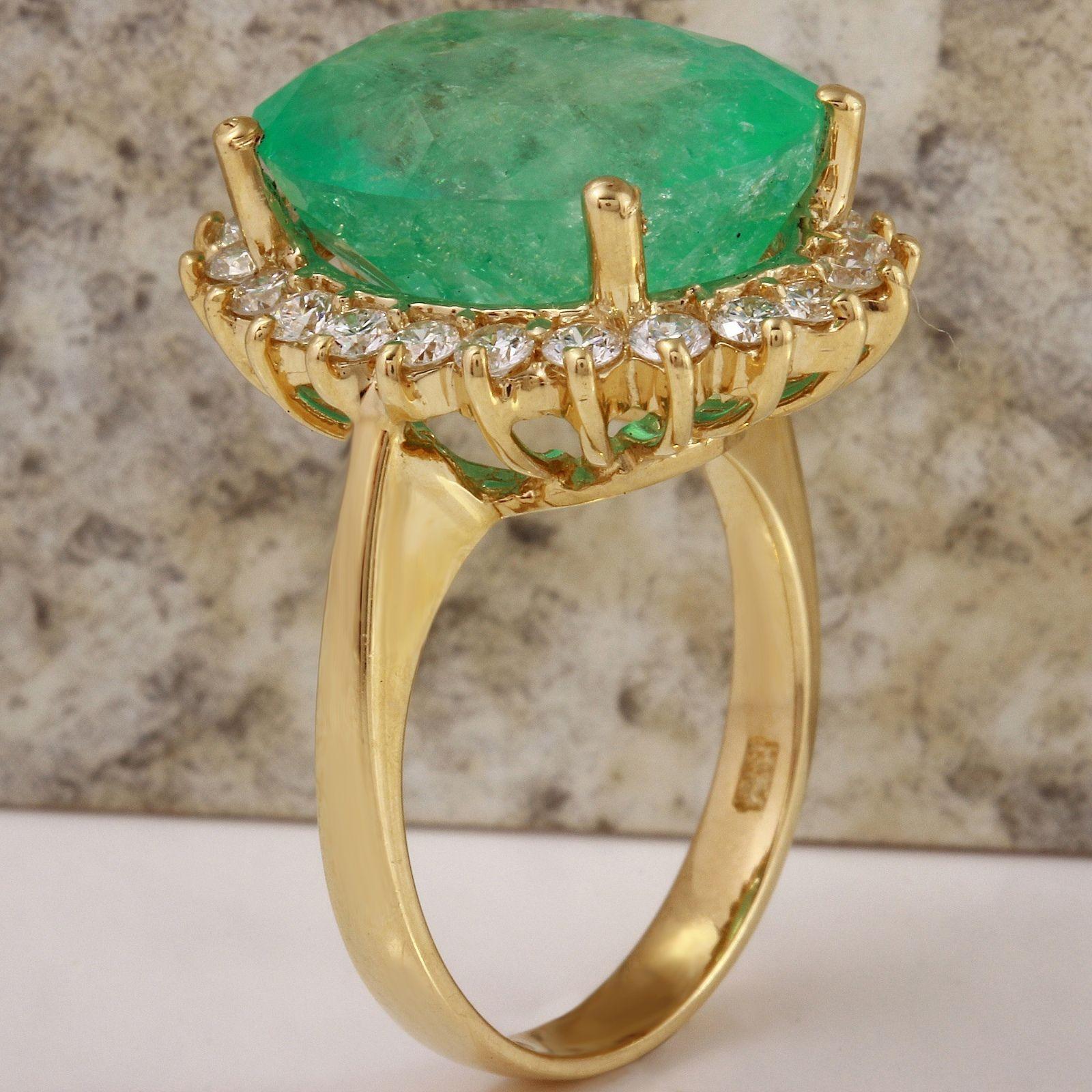 Emerald Cut 13.00 Carat Natural Emerald and Diamond 14 Karat Solid Yellow Gold Ring For Sale