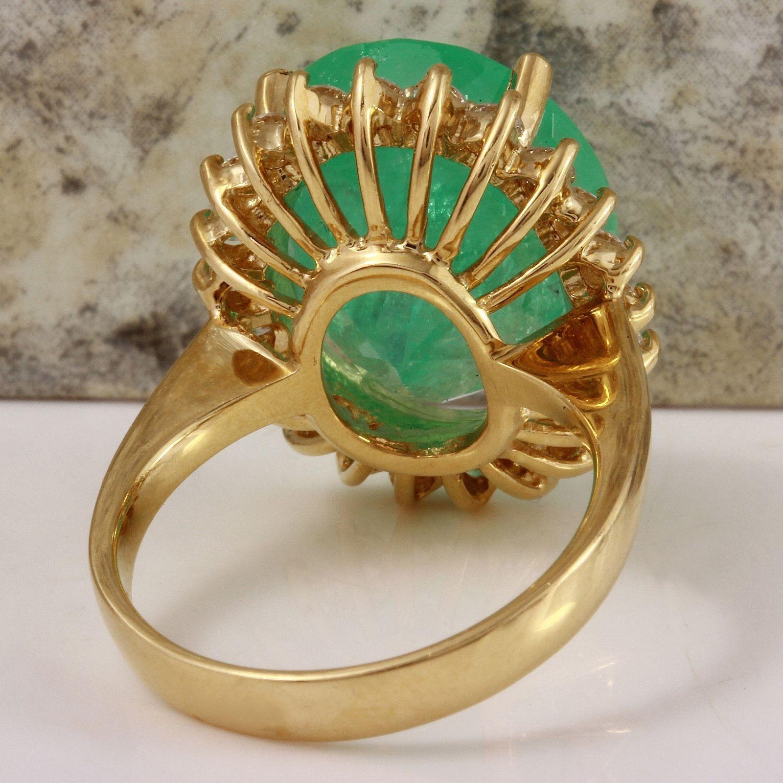 13.00 Carat Natural Emerald and Diamond 14 Karat Solid Yellow Gold Ring In New Condition For Sale In Los Angeles, CA