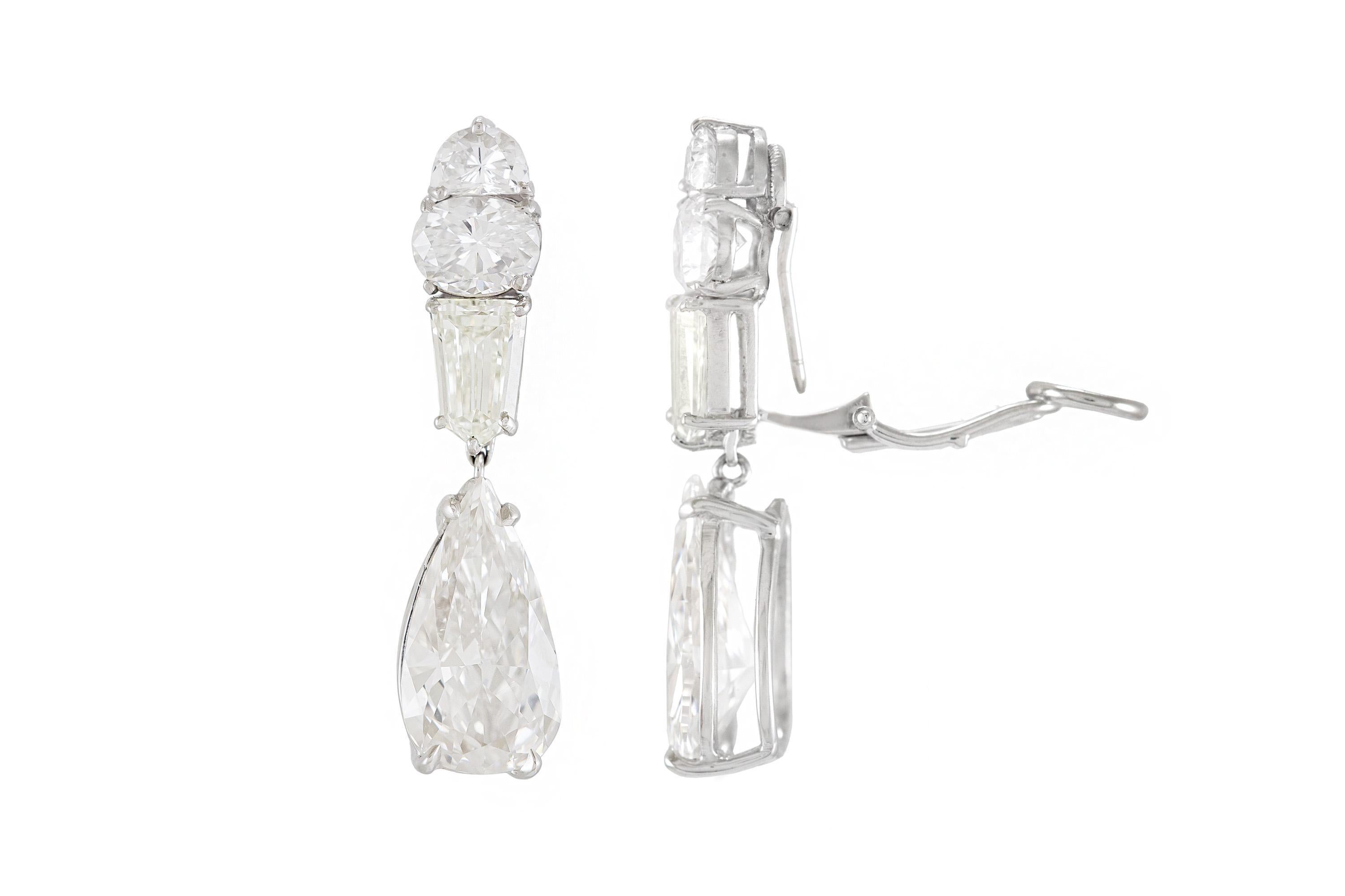 Finement réalisée en platine avec deux diamants en forme de poire certifiés GIA ; l'un pesant 4,01 carats, couleur G, pureté VS2, GIA #2105712741, et l'autre pesant 4,02 carats, couleur H, pureté FL, GIA #10251143.
Les boucles d'oreilles sont ornées