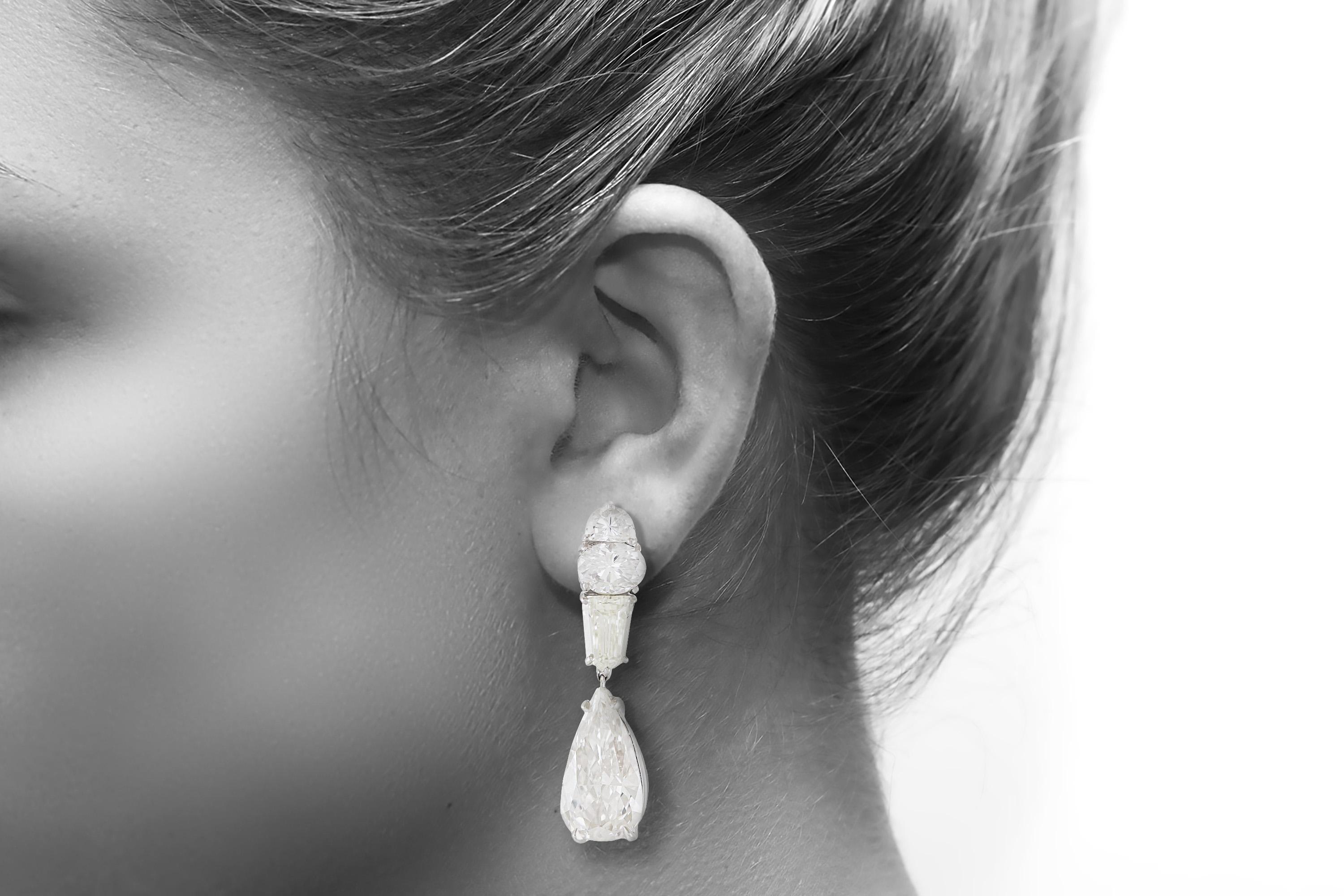 Boucles d'oreilles pendantes en diamant multi-taille de 13,02 carats Bon état - En vente à New York, NY