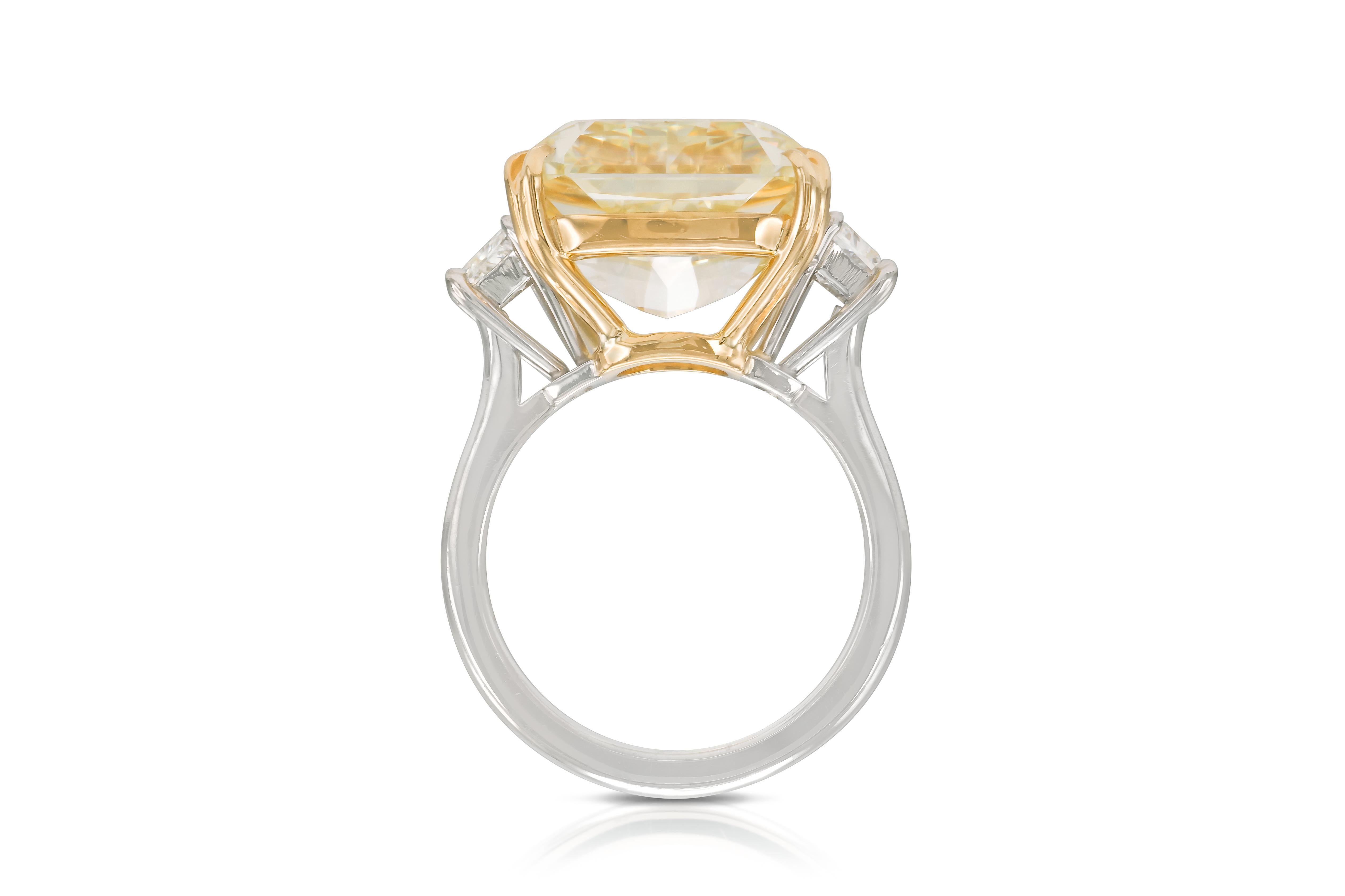 Bague de fiançailles de 13,02 carats avec diamant jaune fantaisie taille carrée radiant Bon état - En vente à New York, NY