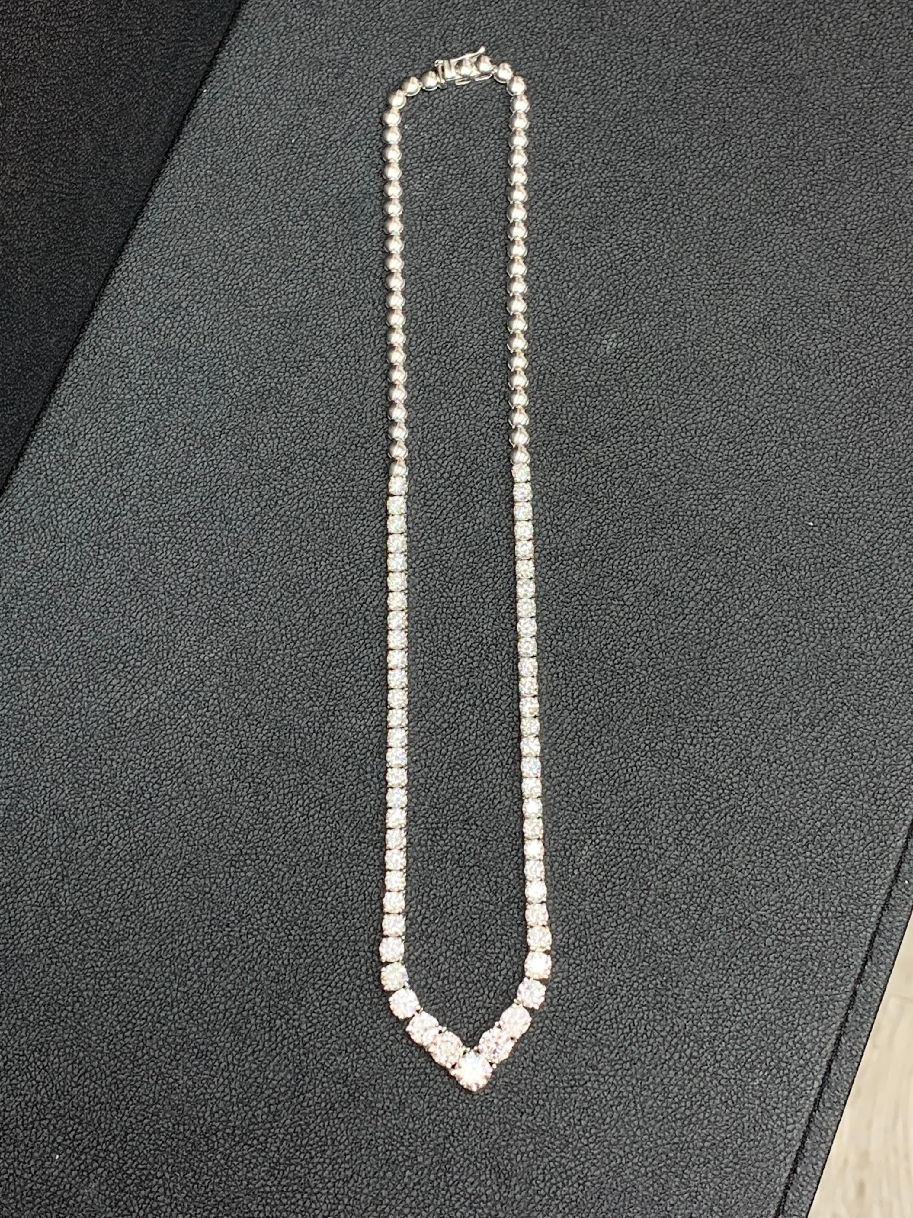 Un pezzo semplice ma molto brillante che mette in mostra diamanti rotondi che si ingrandiscono elegantemente man mano che raggiungono il centro della collana. 57 diamanti pesano complessivamente 13,03 carati e sono di qualità molto pregiata