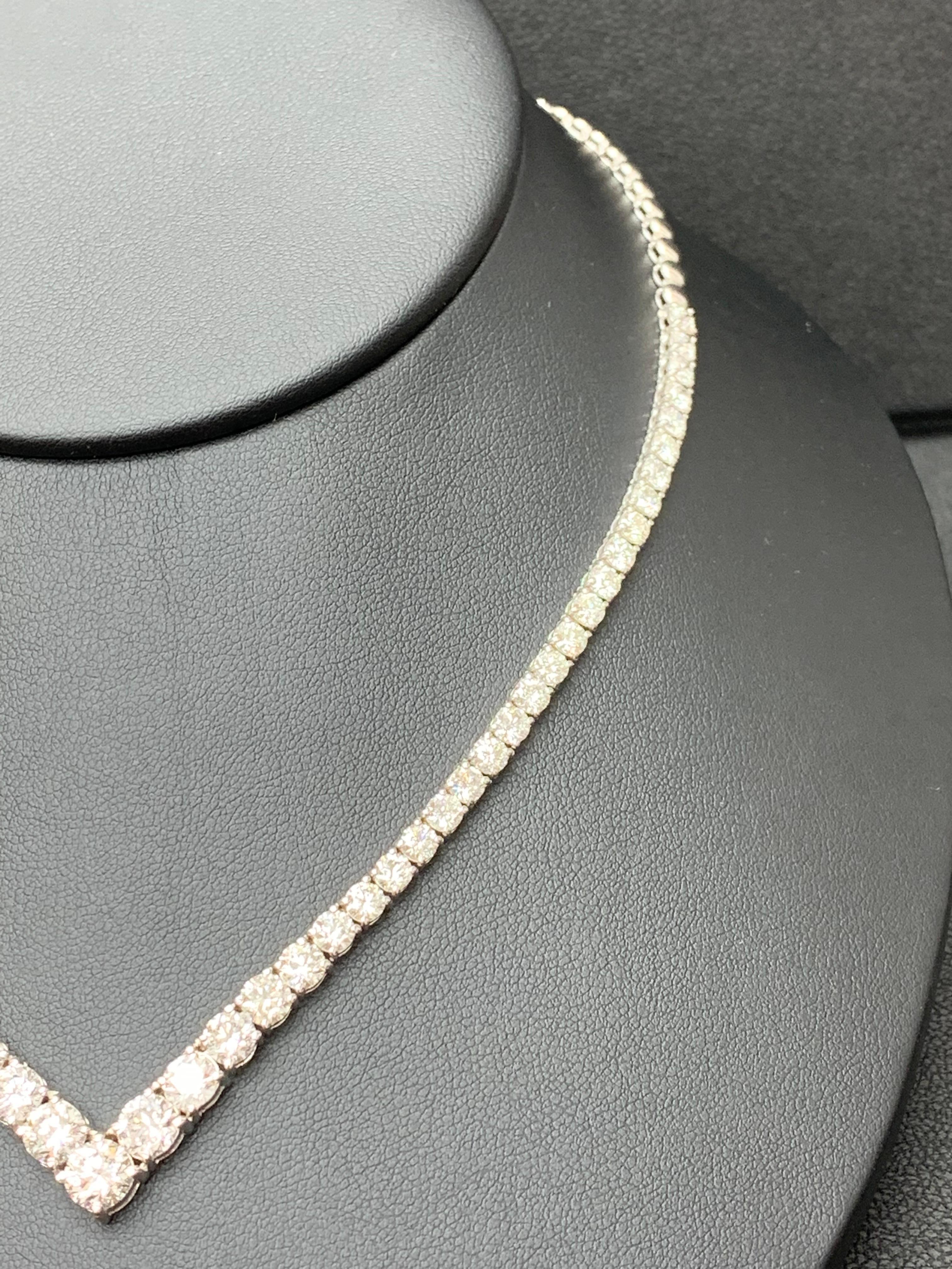 Donna Collana graduata con diamanti tondi e brillanti da 13,03 carati in oro bianco 14K in vendita