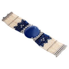Bracciale in oro bianco con calcedonio da 130,45 carati, diamanti da 7,54 carati, zaffiri e perle
